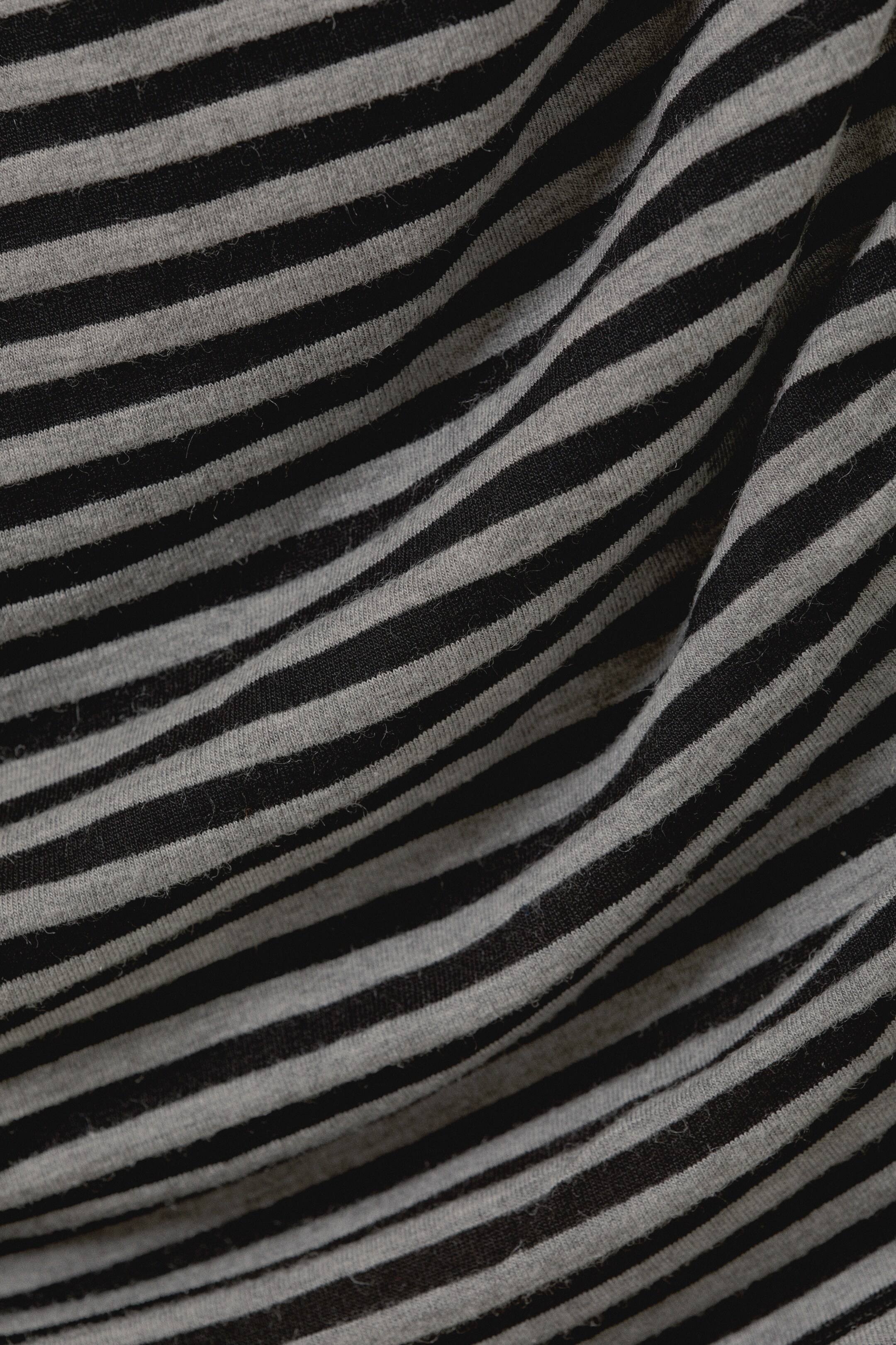 Zobacz większy obraz: Asymetryczna drapowana sukienka mini z długim rękawem - Black & Grey Stripes - ONA | H&M PL 5