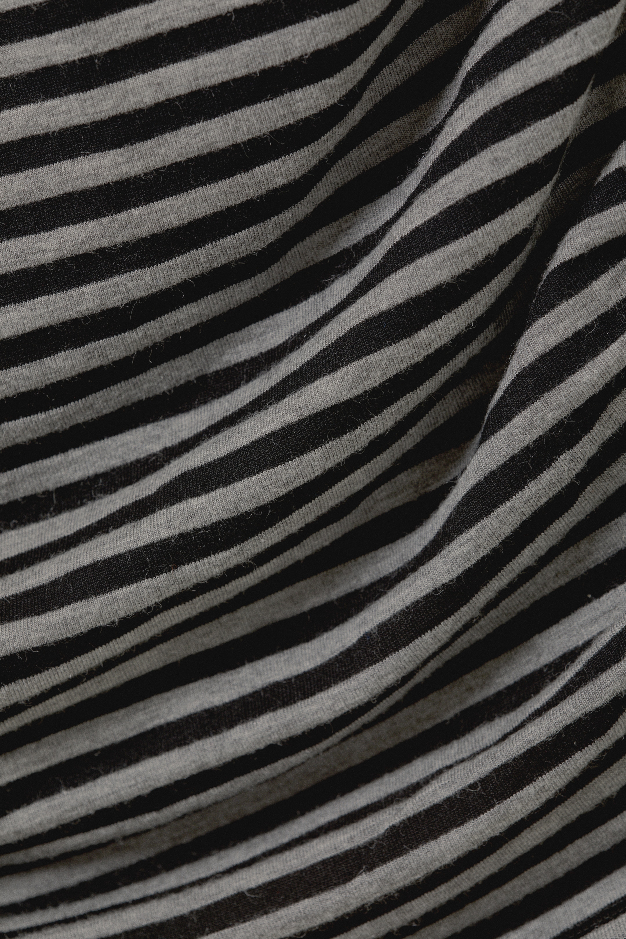 Grotere afbeelding bekijken: Draped Asymmetric Long-Sleeved Mini Dress - Zwarte en grijze strepen - DAMES | H&M BE 5