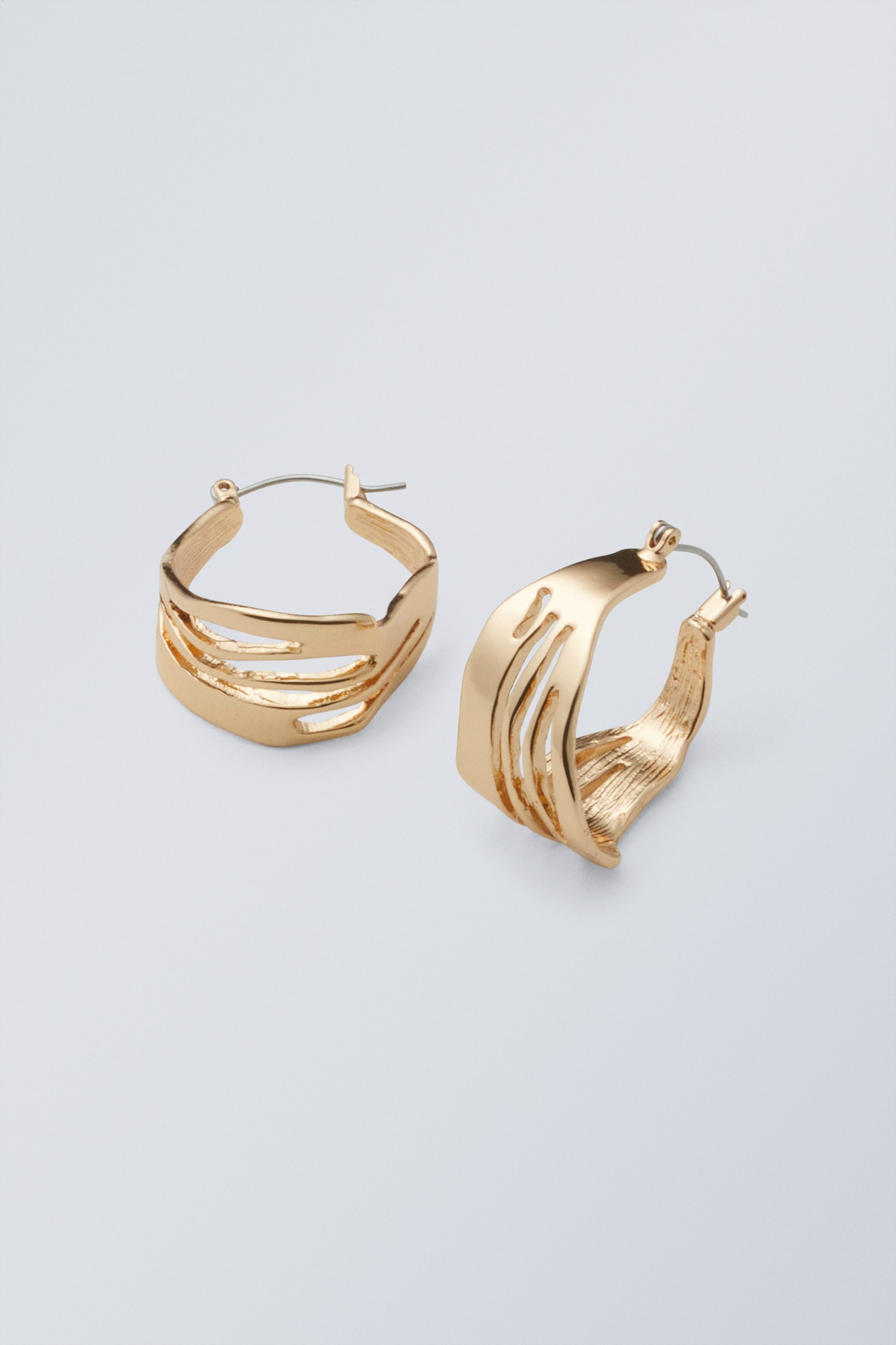 Golden - Motion Hoop Earrings - 0