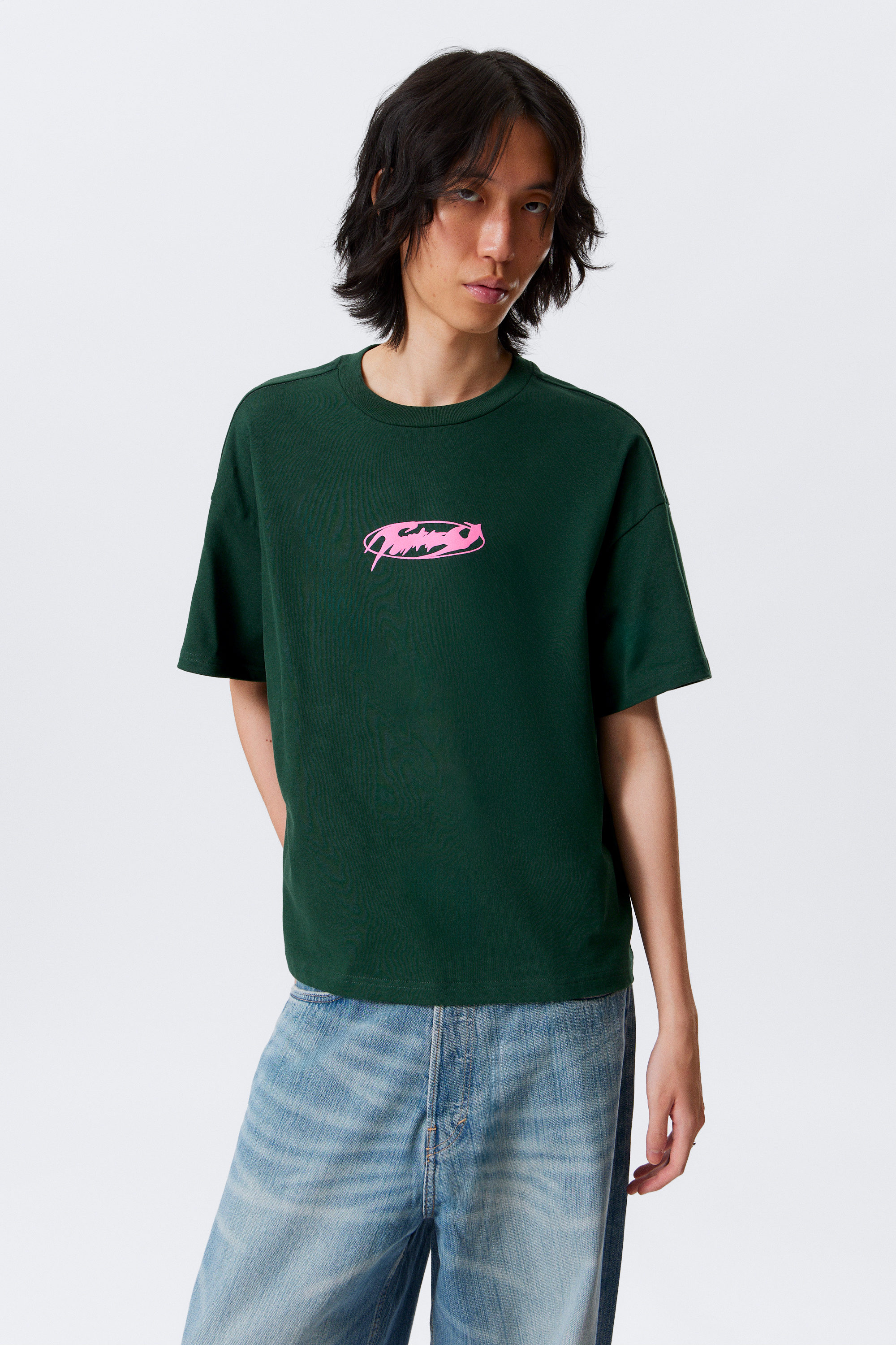 Mörkgrön - Fntsy - En boxig, grafisk t-shirt med tryck - 1