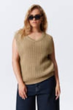 Beige - Gerippte Strickweste mit V-Ausschnitt - 0