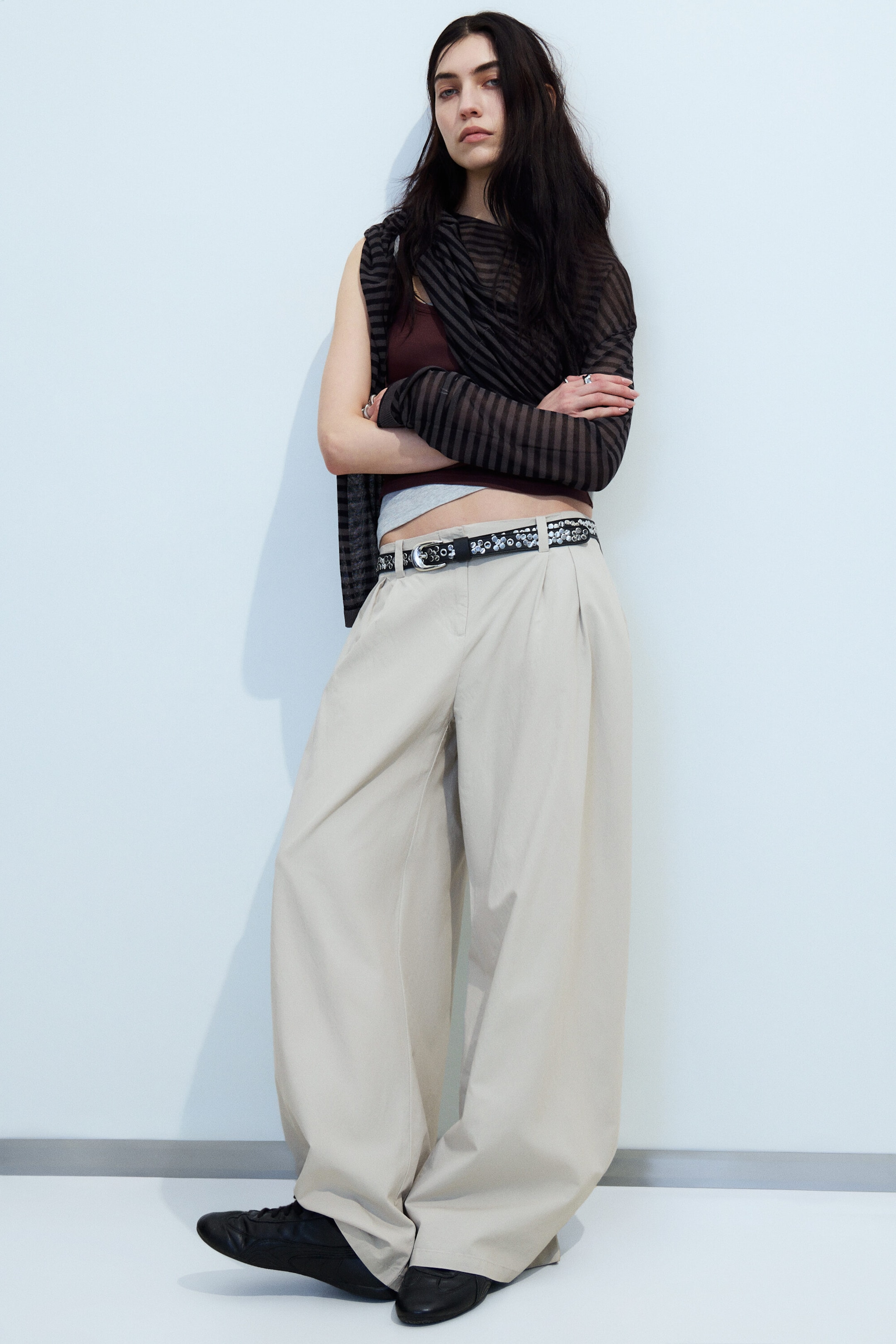 Light Mole - Low Rise Wide Leg Pleated Trousers - 2