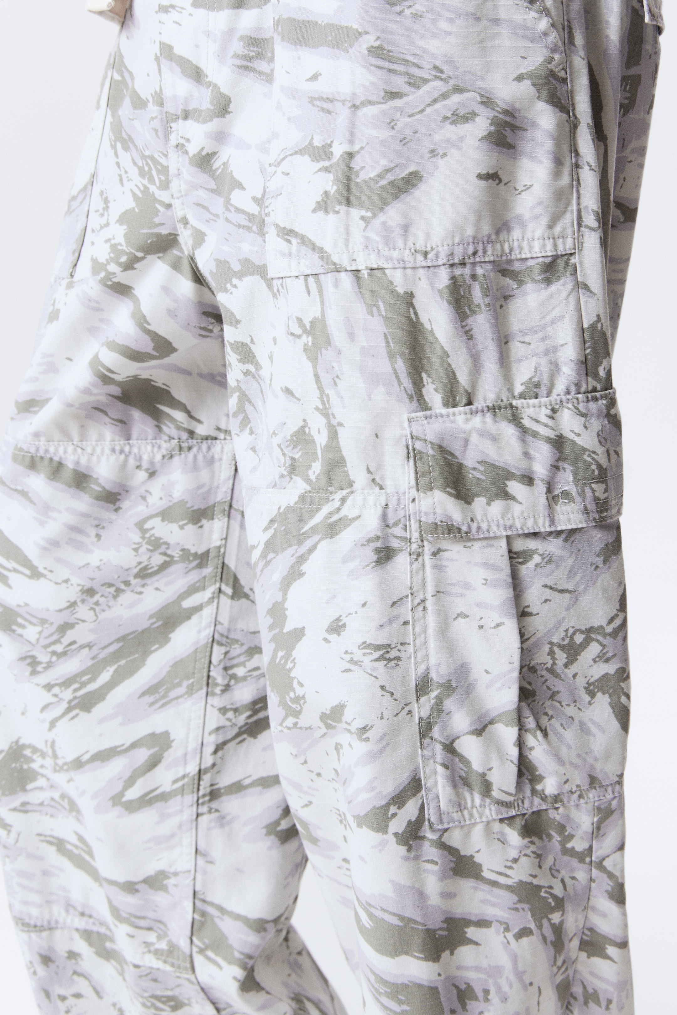 Grotere afbeelding bekijken: Cargobroek met grafische print - Loose Fit - Gebroken wit - Static Dust | H&M NL 3