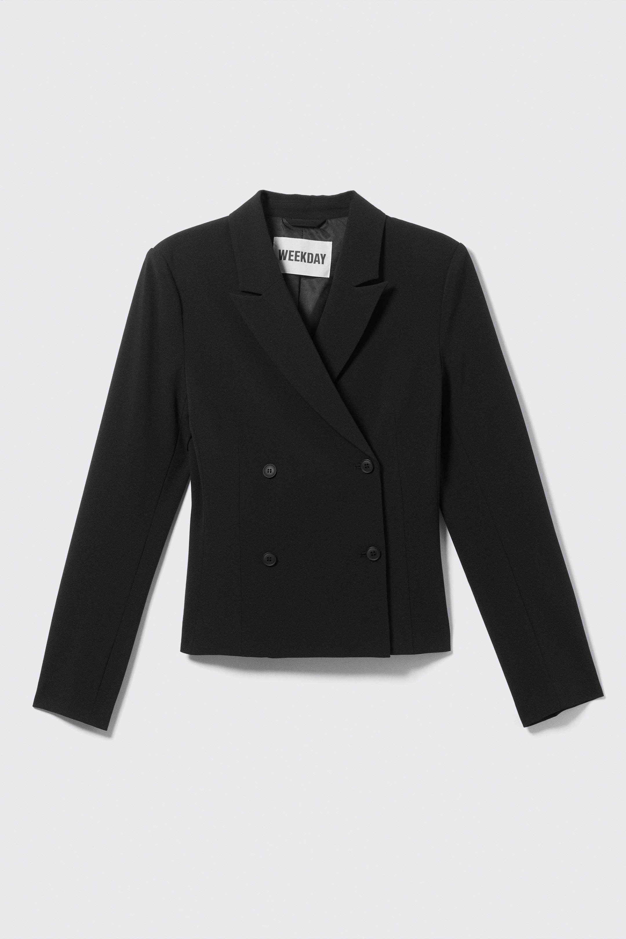 Visa större bild: En svart kort blazer presenteras framifrån, med en dubbelknäppt design med fyra mörka knappar och skårade slag.