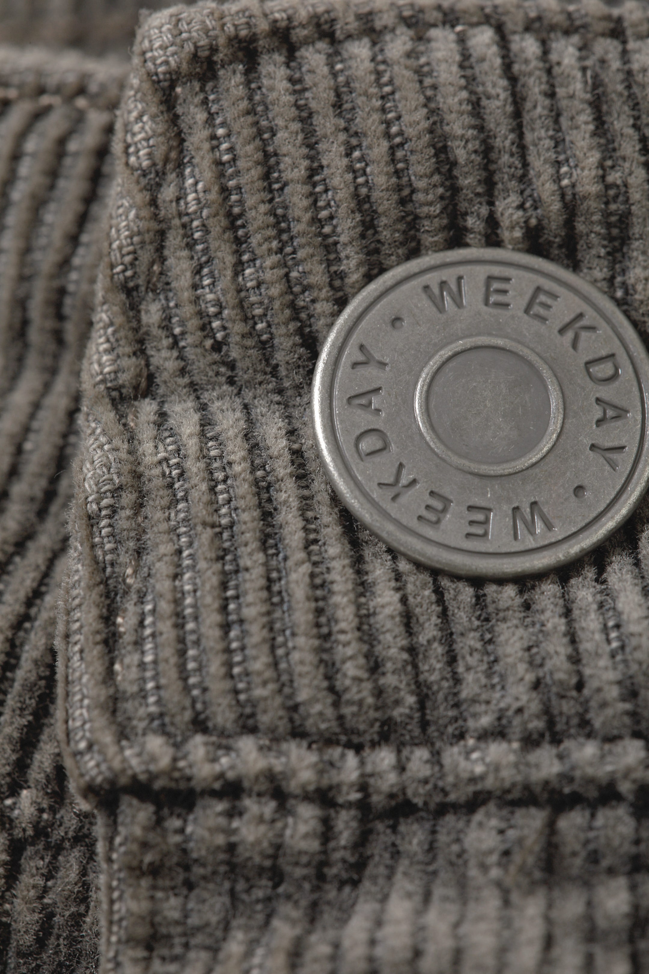 Dunkles Khakigrün - Schmal geschnittene Cordhose mit niedriger Taille - 2