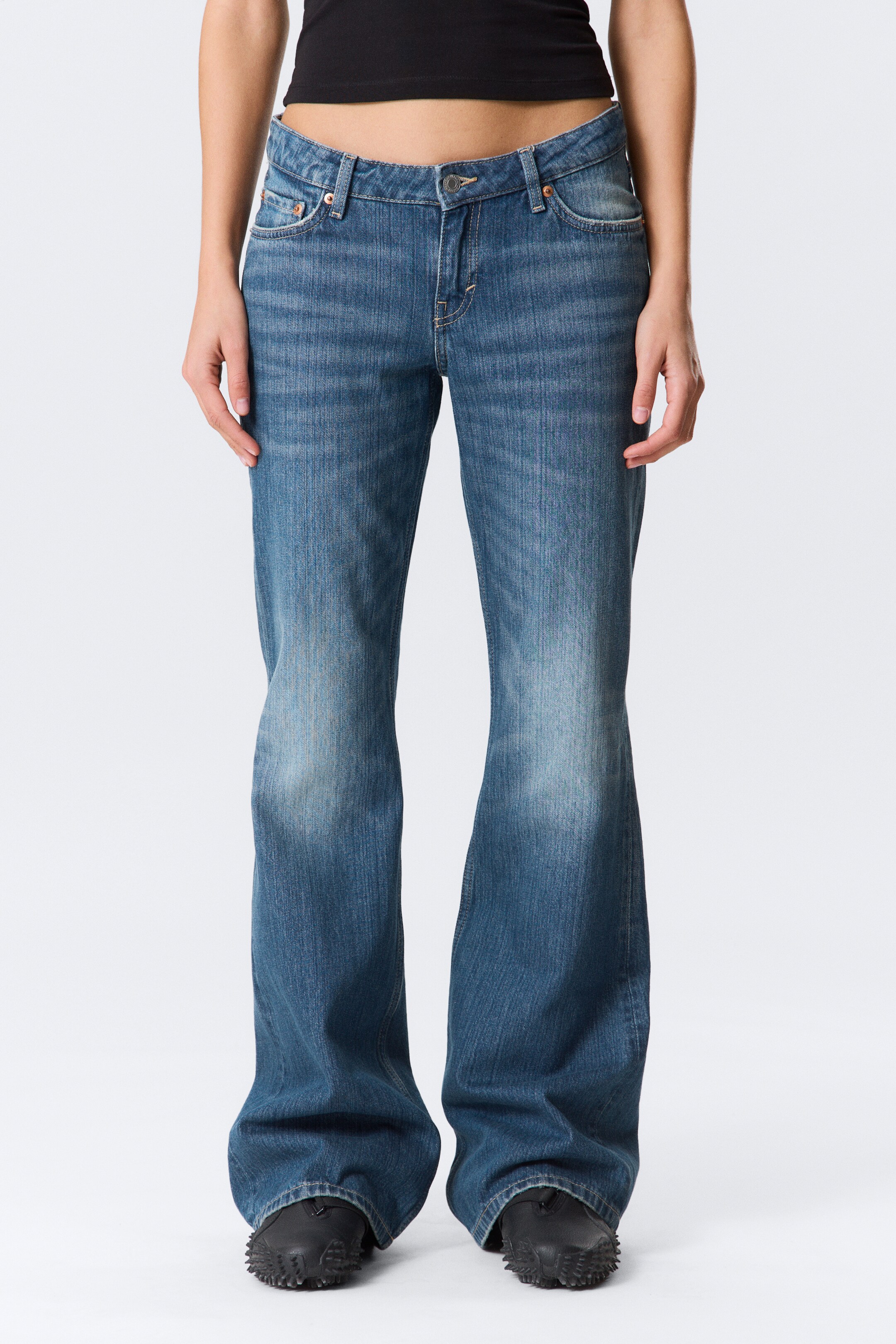 Zobrazit větší obrázek: Nova Low Rise Slim Bootcut Leg Jeans - Mine Blue - Medium Blue - ŽENY | H&M CZ 2