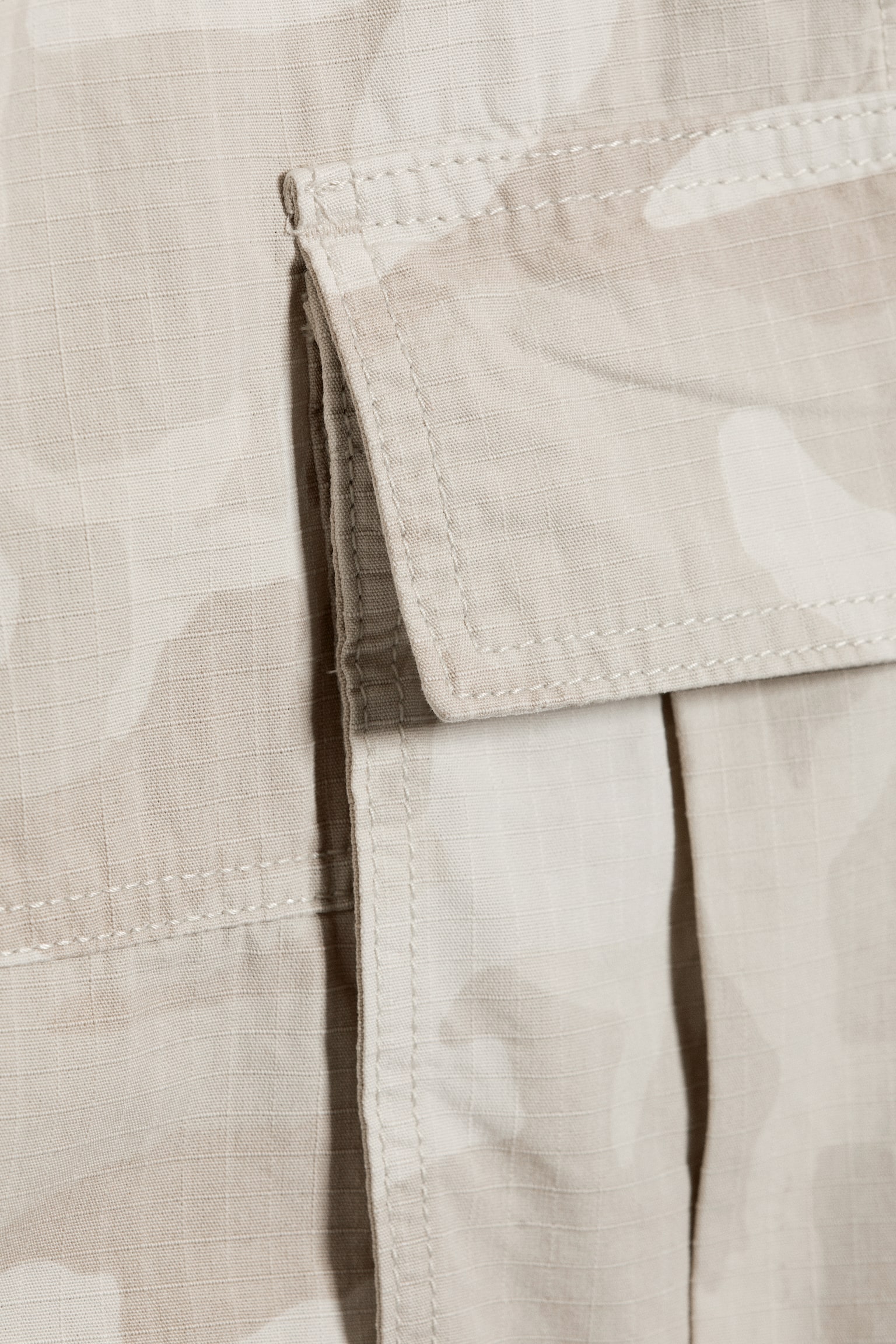 Løse, lavtaljede cargoshorts - Lys Beige - Camouflage/Forvasket mørkegrå - 3