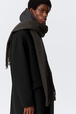 Mörkgrårutig - Halsduk i ullmix med fransar - 1