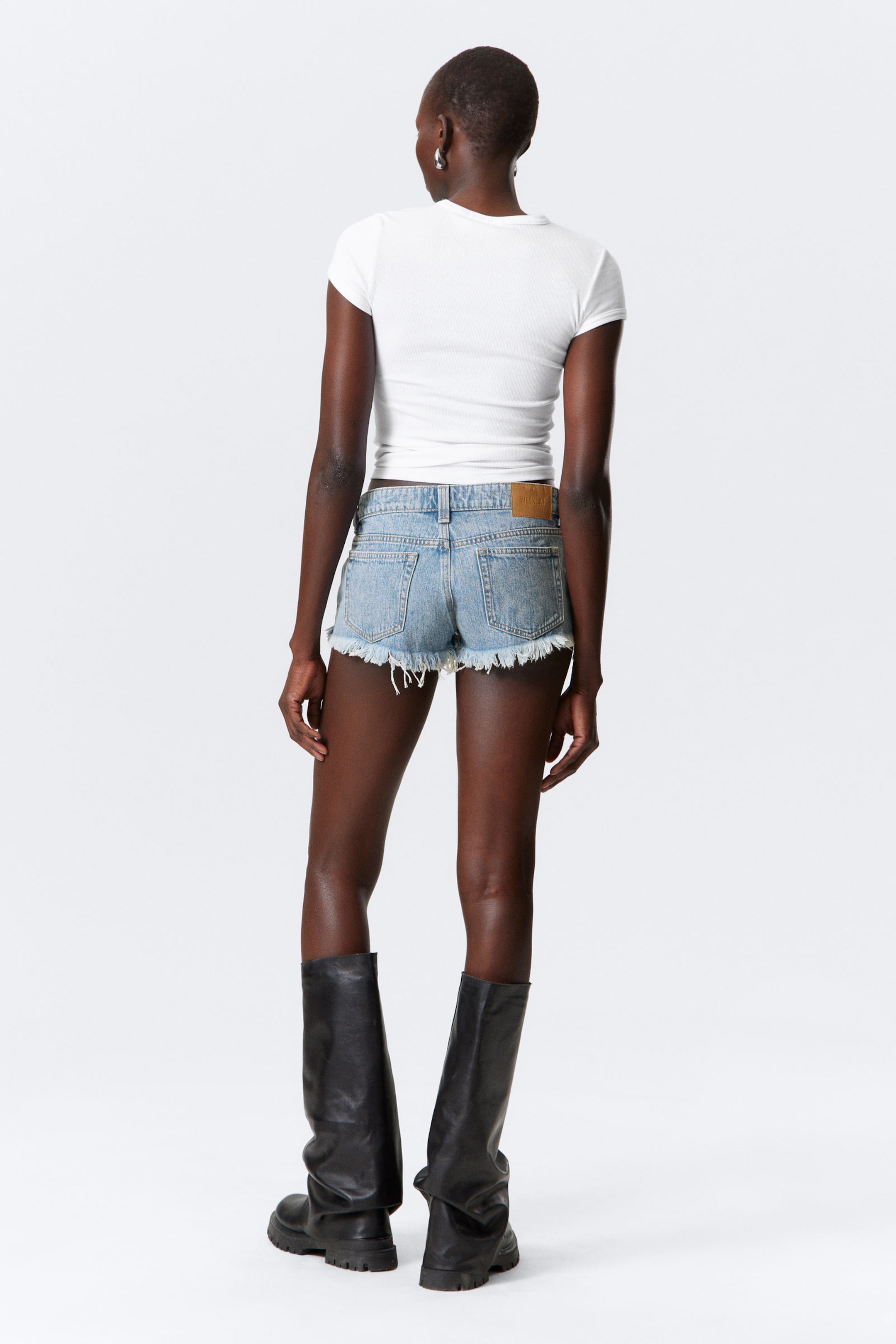 Lip Blue - Hellblau - Ausgefranste Denim-Hotpants mit niedrigem Bund - 2