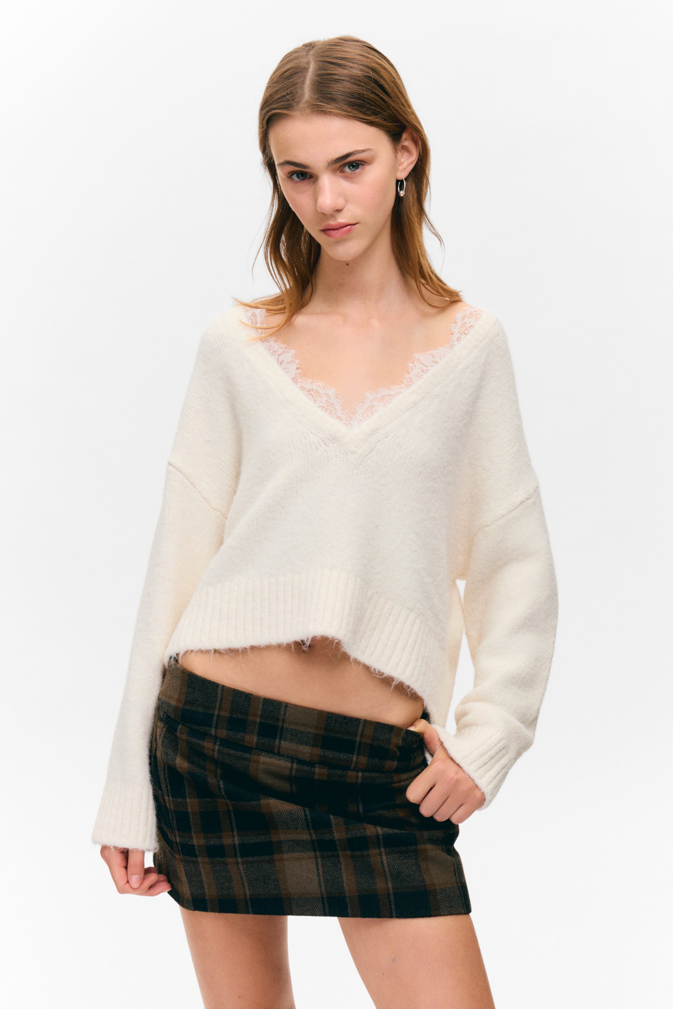 Weiß - Pullover mit V-Ausschnitt und Spitzenbesatz - 1