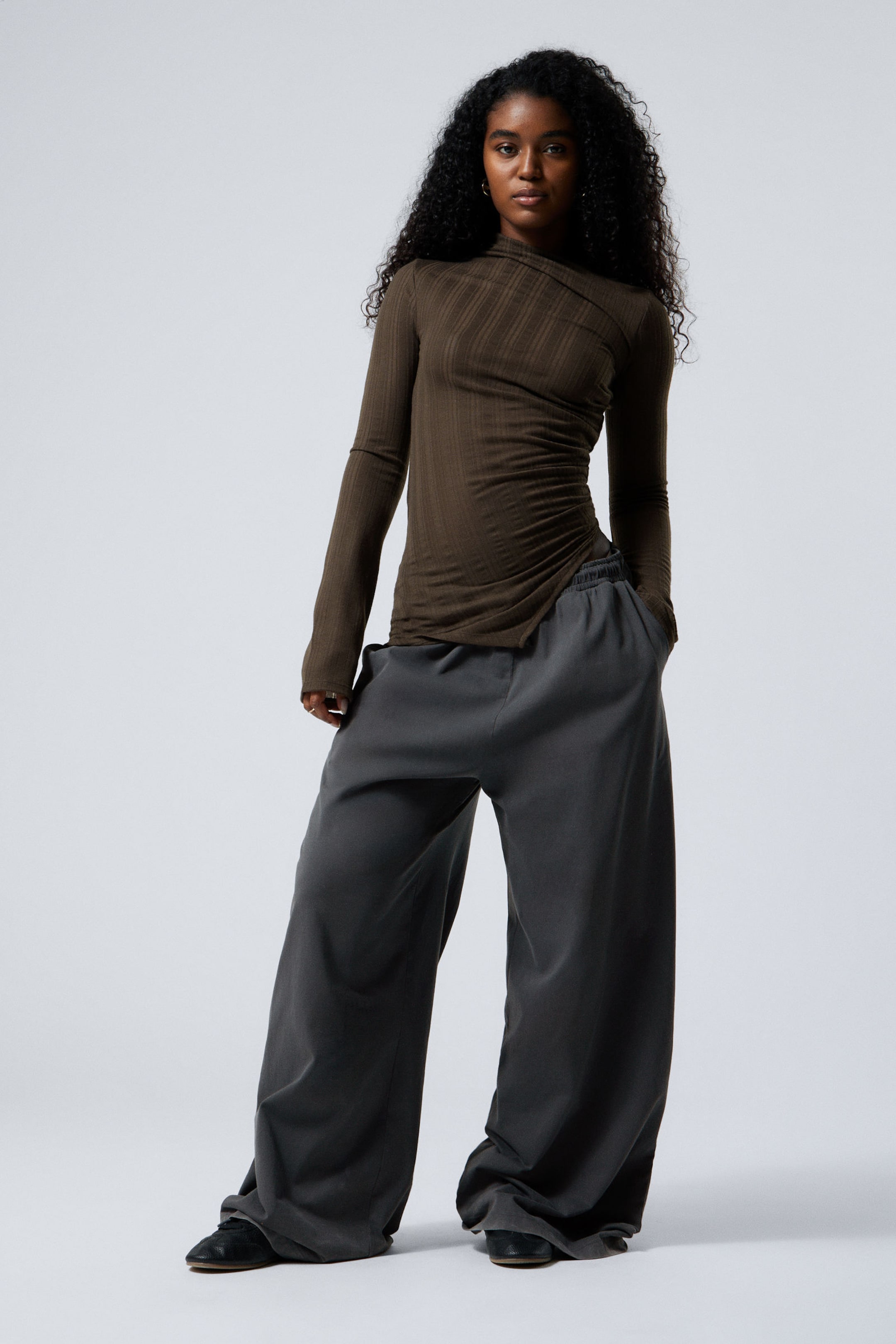 Dunkelbraun - Transparente, asymmetrische Langarmbluse - 2