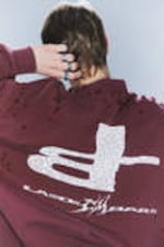 Tvättad Mörkröd - Vit logotyp - CM x LB sliten unisextröja med lös passform - 2