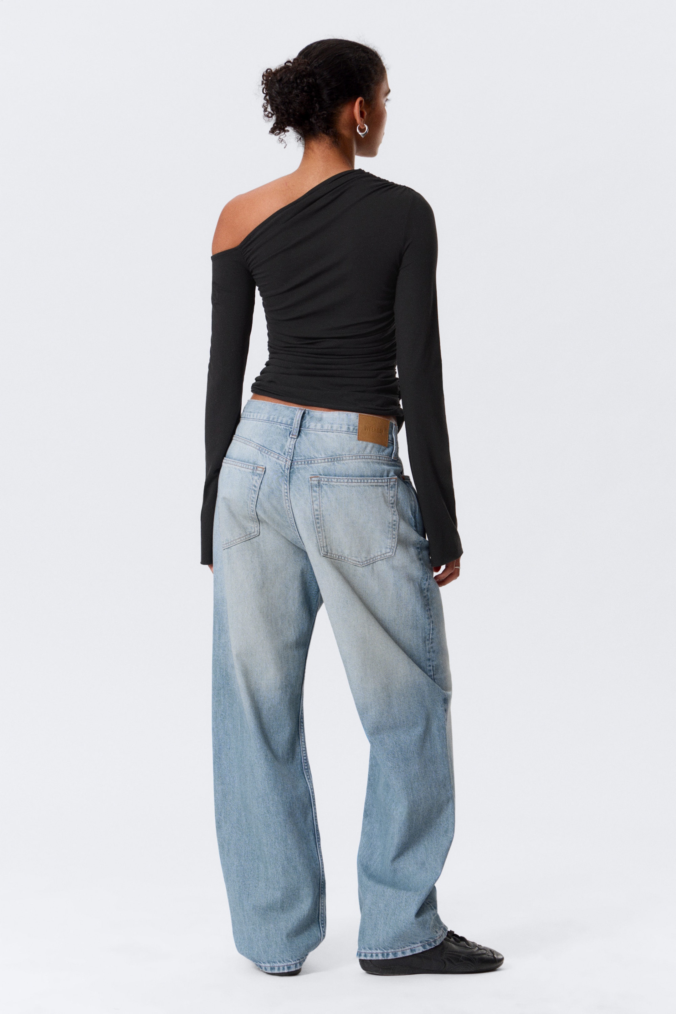 Zwart - Gedrapeerde asymmetrische lyocell top - 2