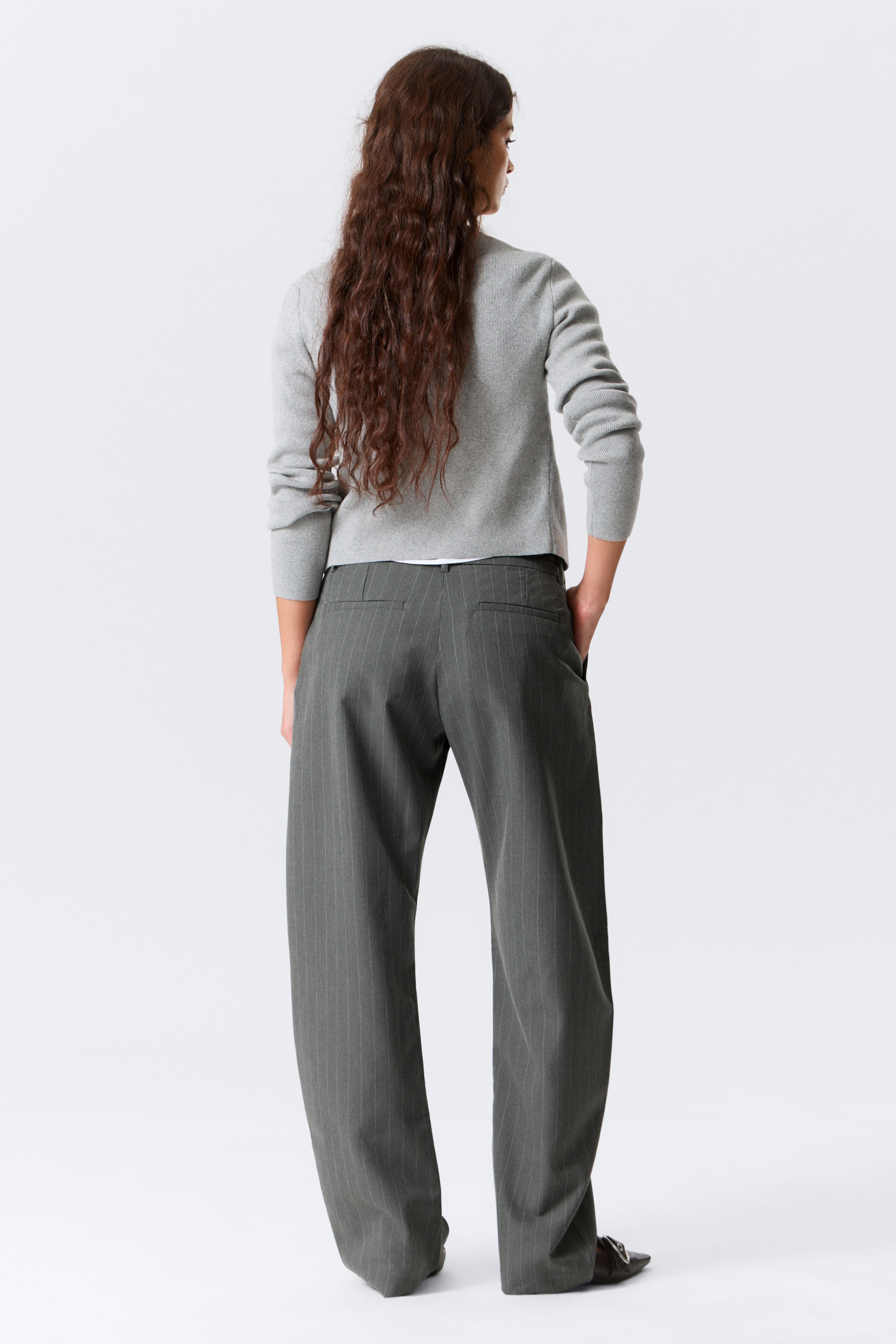 Zobrazit větší obrázek: Volné kalhoty s barelovými nohavicemi - Tmavě šedý melír s pruhy - ŽENY | H&M CZ 3