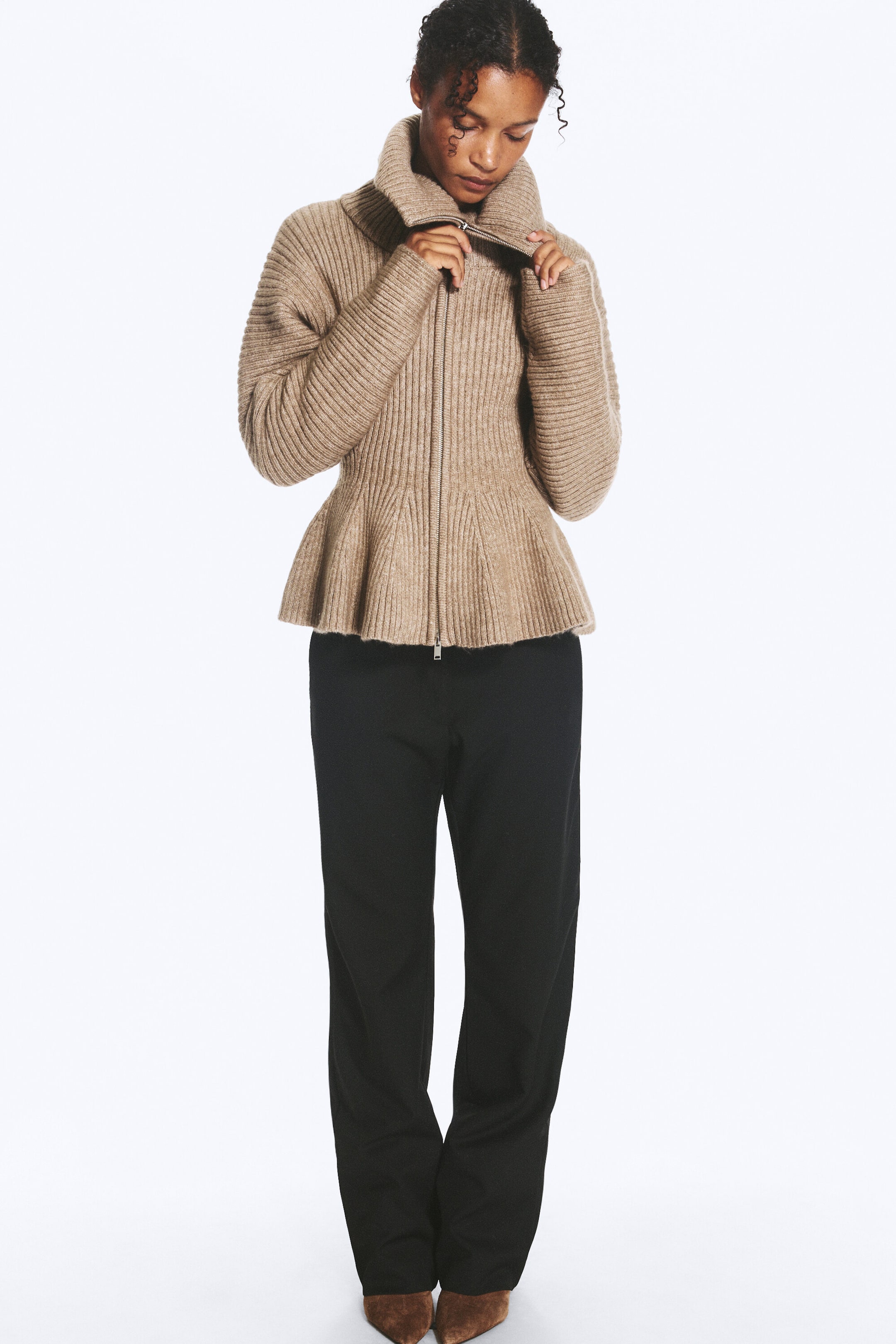 Staubiges Graubraun - Rippstrick-Pullover mit Schößchen und Zipper - 1