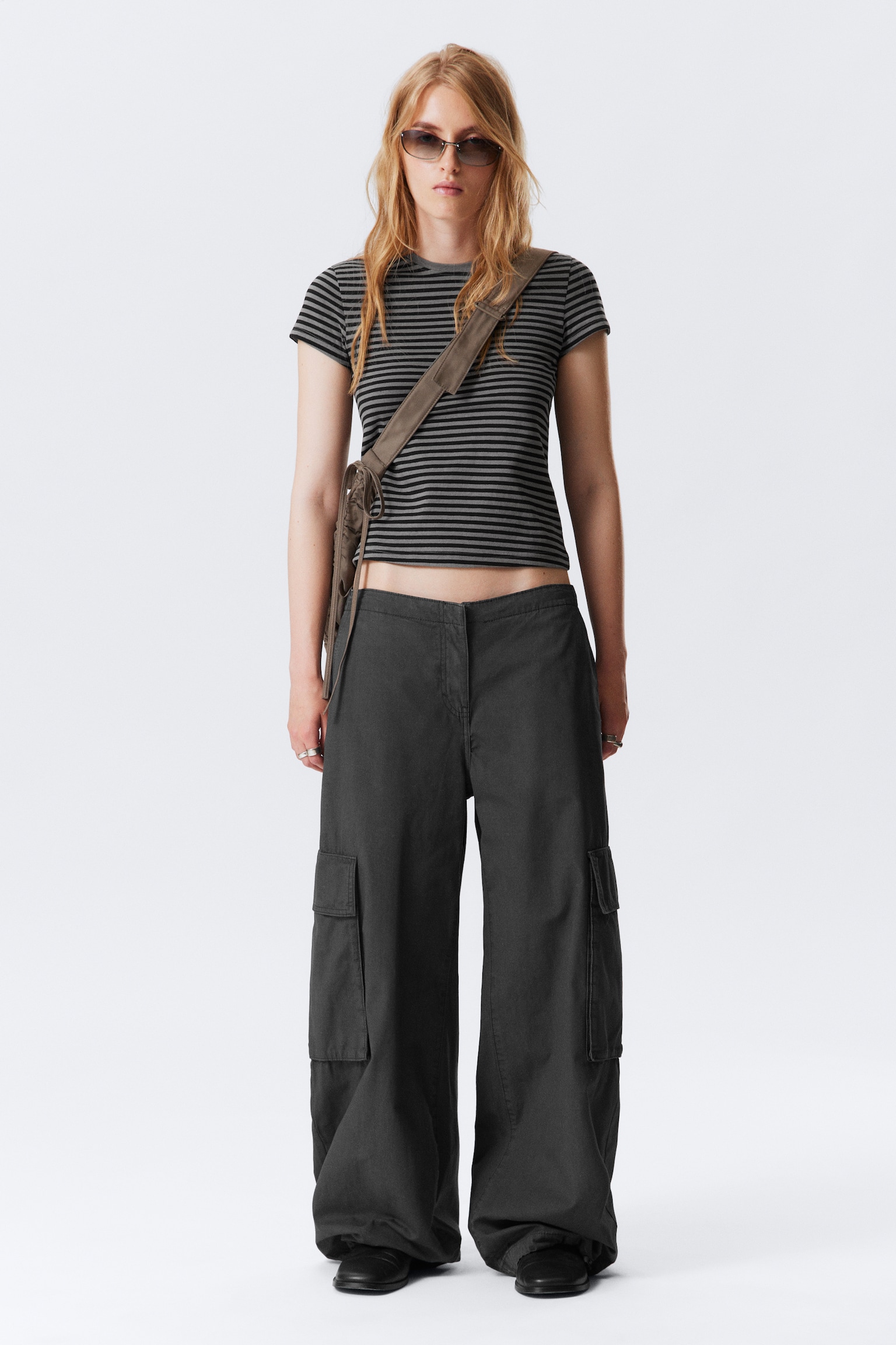 Low Rise Wide Leg Cargo Trousers - Dark Grey/Dark Khaki
