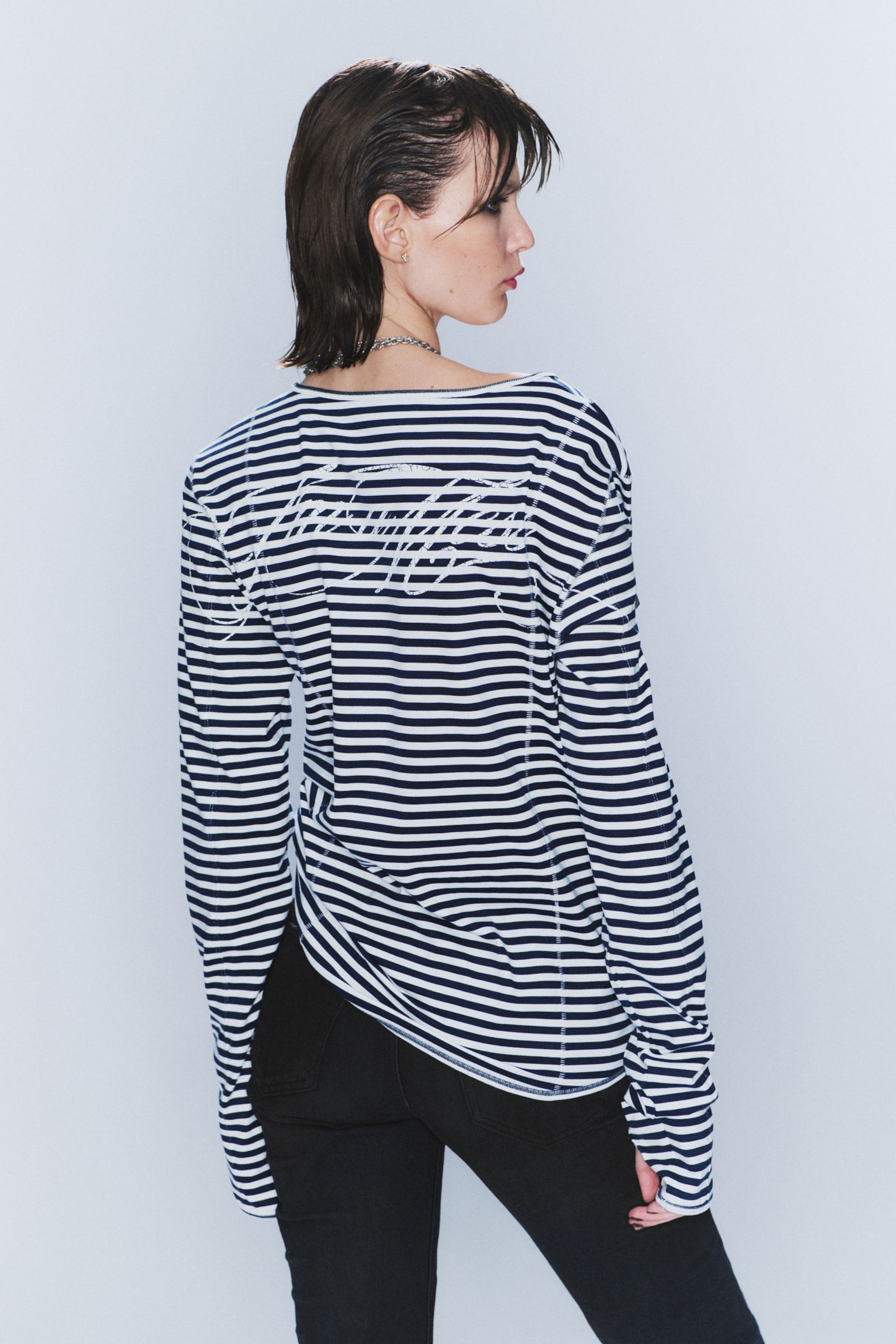 Schwarz-Weiß gestreift - CM x LB körperbetontes Unisex-Longsleeve - 4