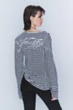 Schwarz-Weiß gestreift - CM x LB körperbetontes Unisex-Longsleeve - 4