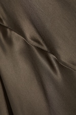 Taupe foncé - Robe longue en satin à encolure bateau - 1