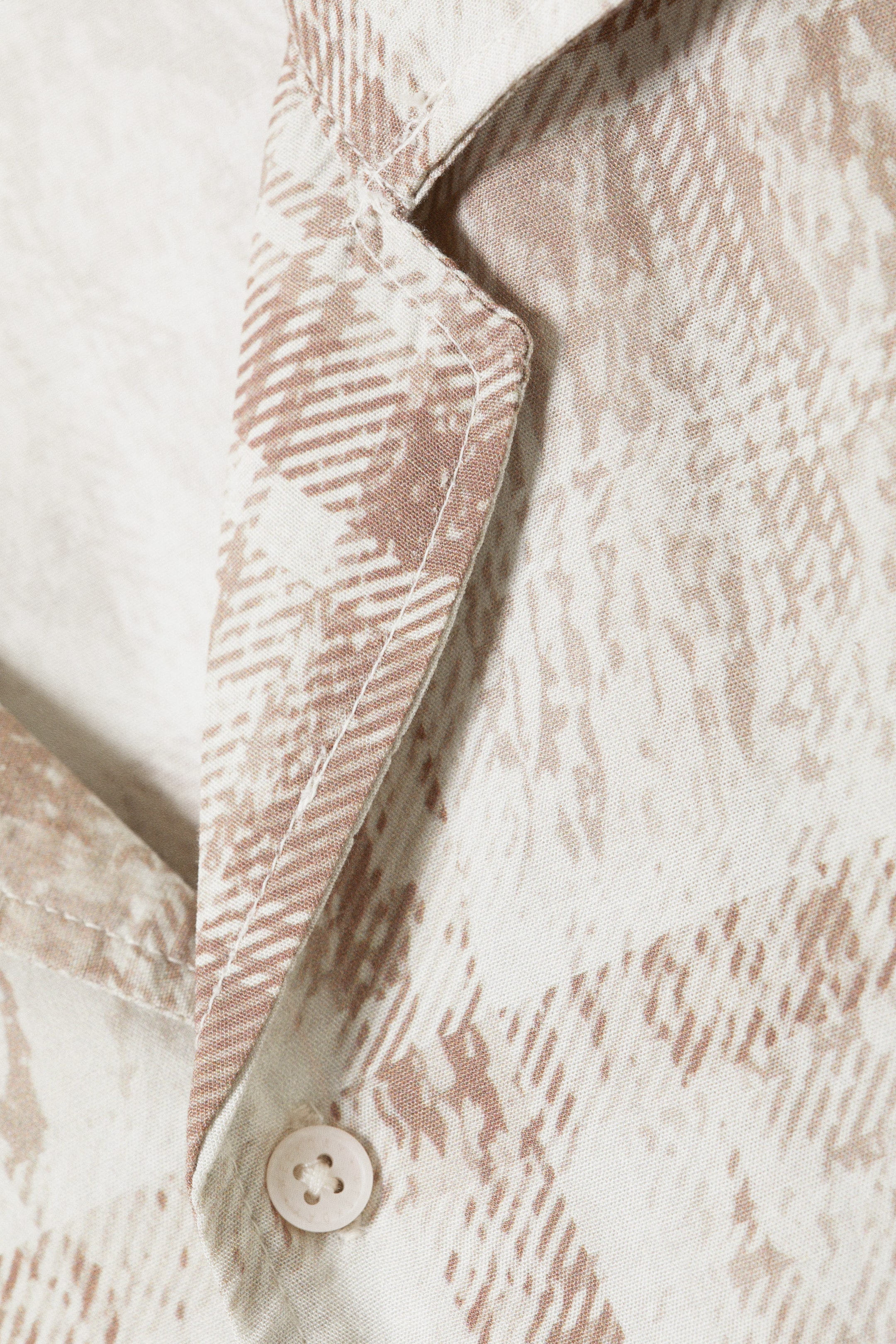 Rutete beige med slitte detaljer - Avslappet resortskjorte med grafisk trykk og korte ermer - 2