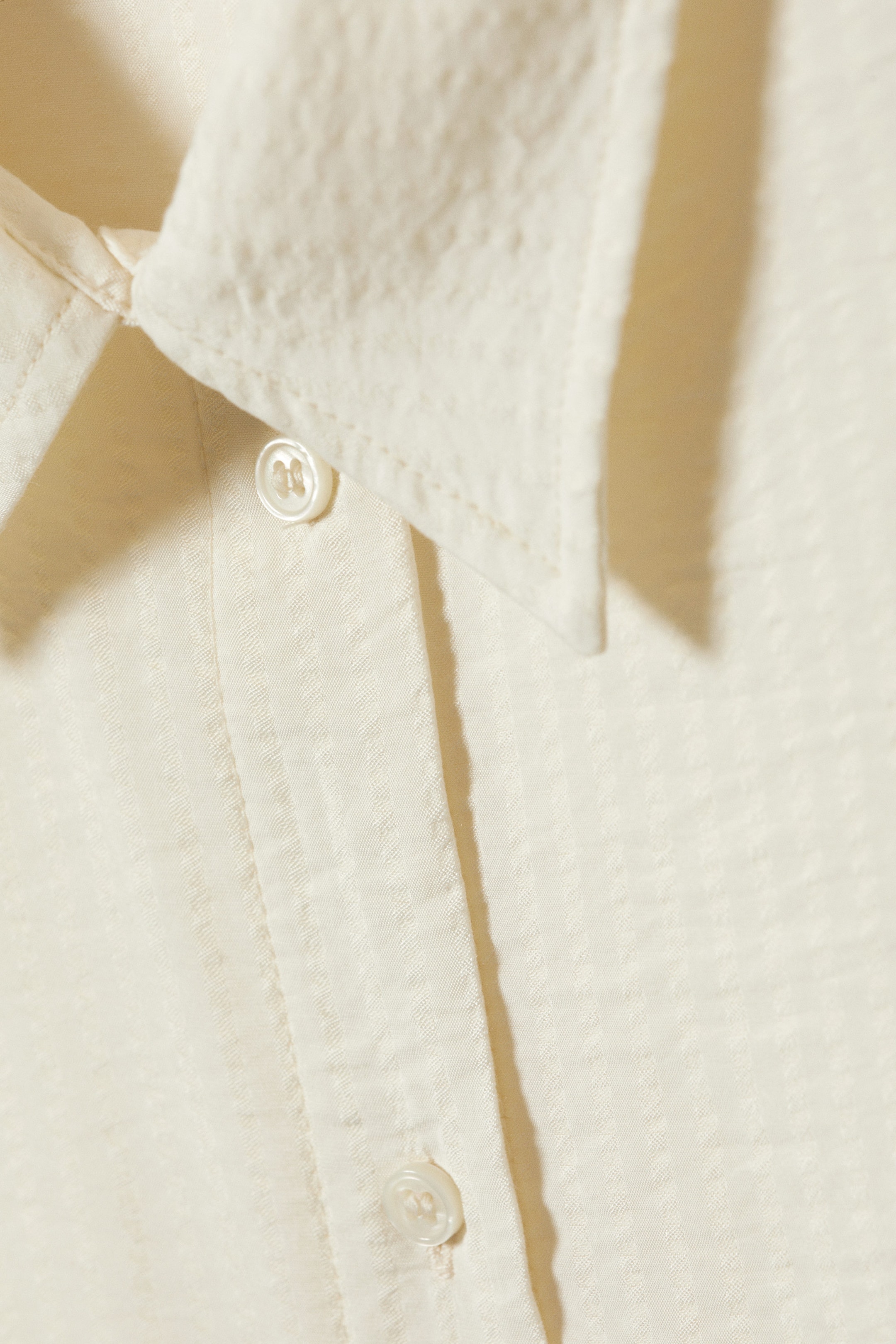 Helles Taupe - Drapiertes Seersucker-Hemd - 1