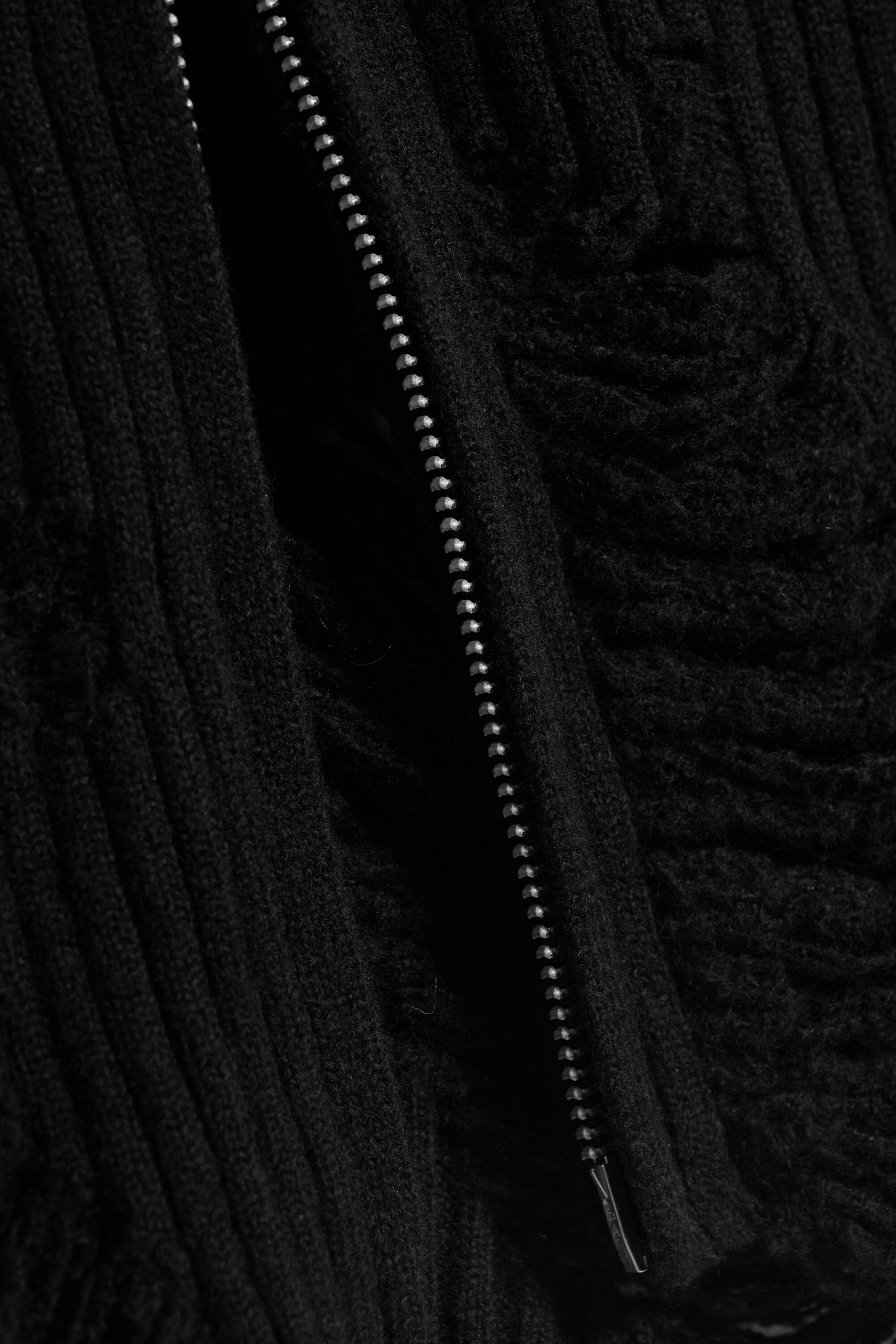 Schwarz - Cardigan mit Used-Details und Zwei-Wege-Zipper - 2