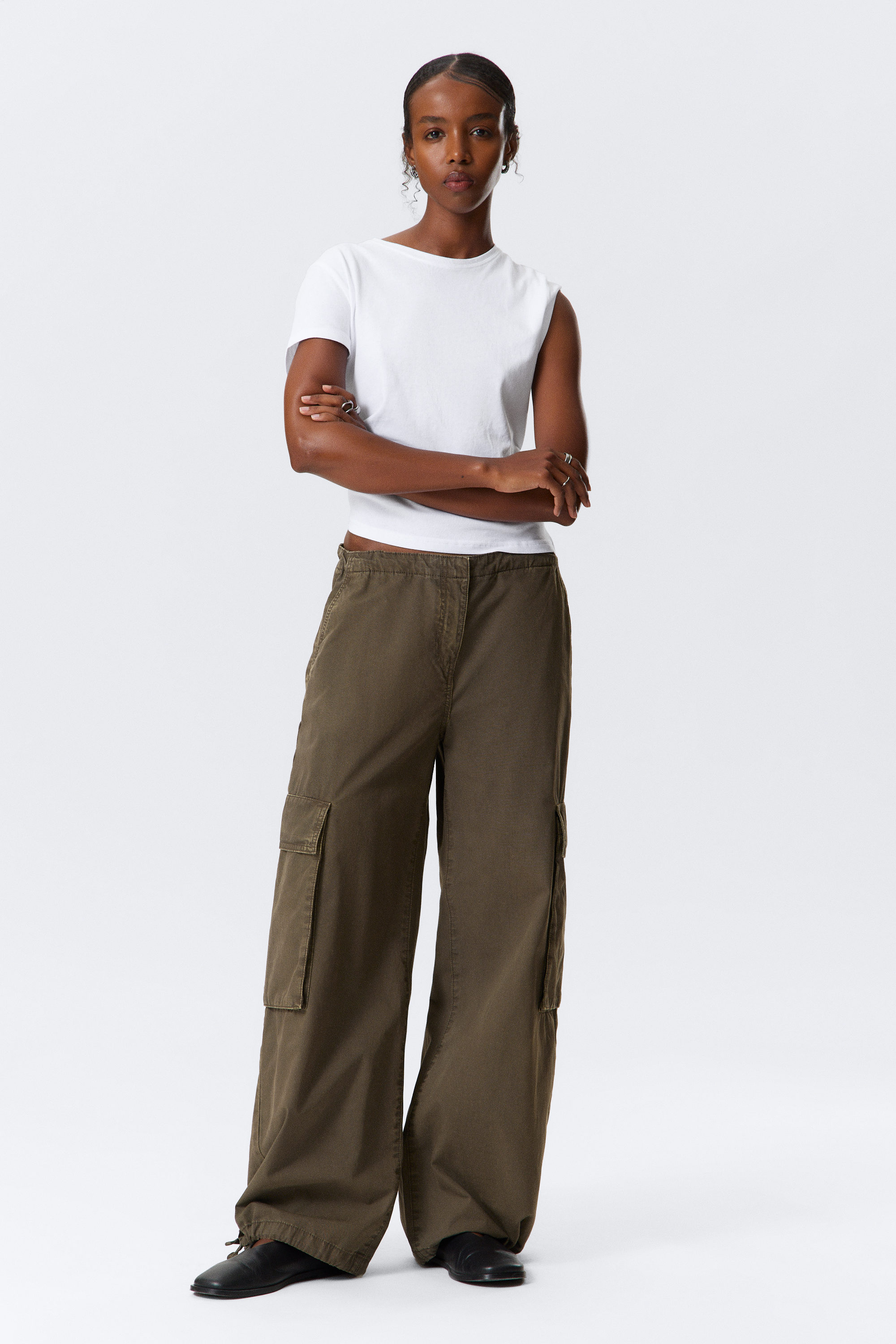 Dunkles Khaki - Cargohose mit niedrigem Bund und weitem Bein - 1