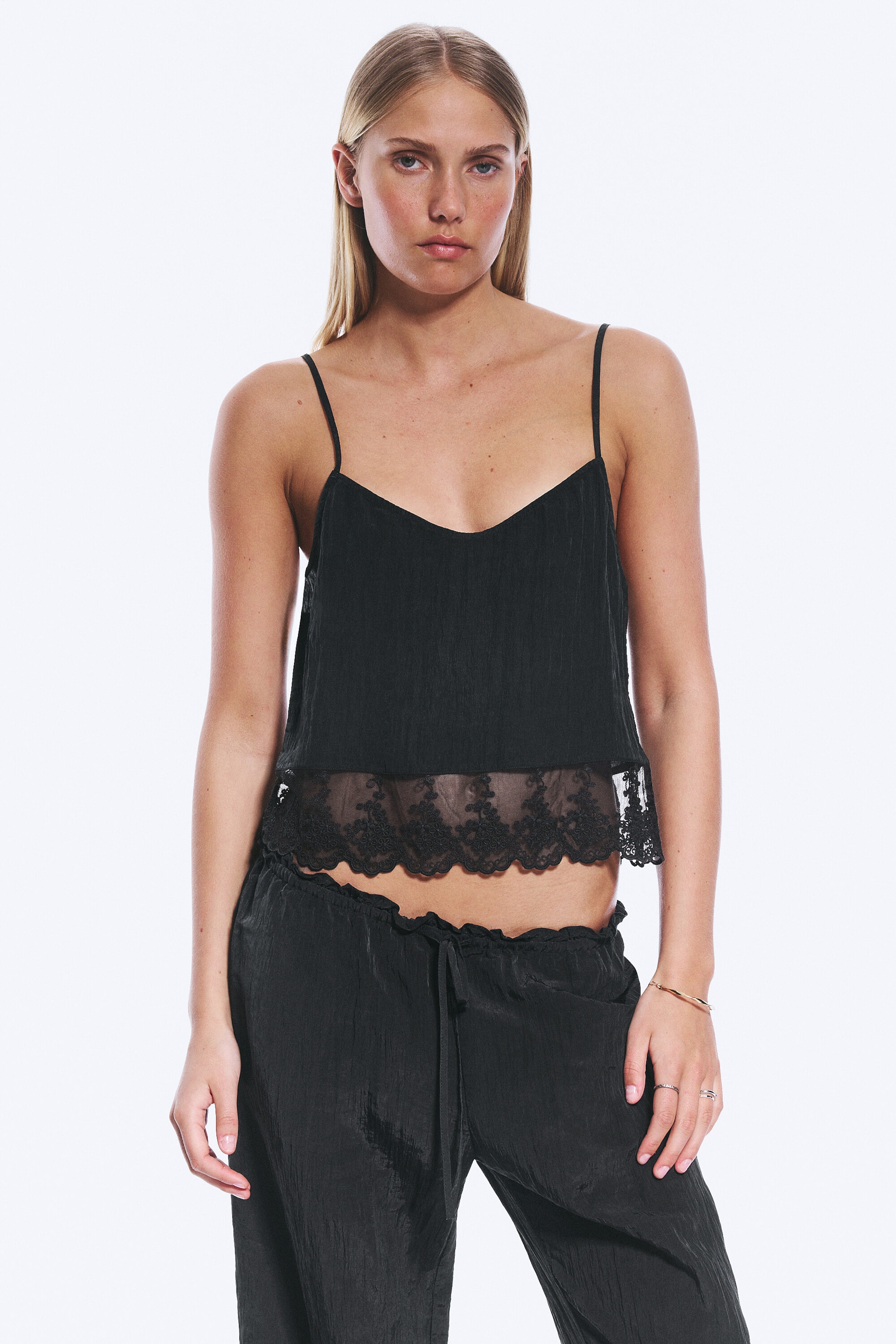 Schwarz - Cropped Camisole mit Spitzenbesatz - 1