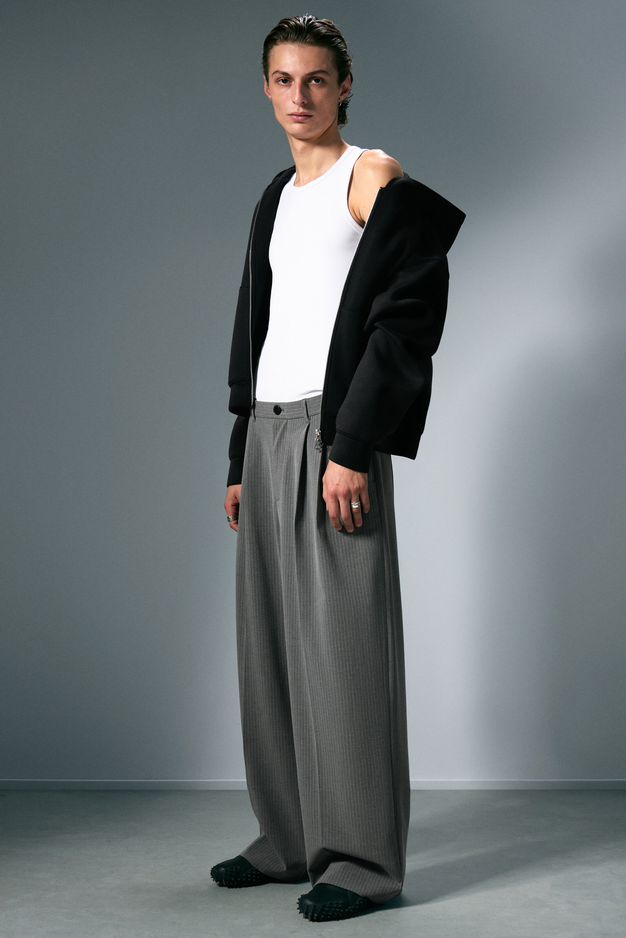 Zobacz większy obraz: Plisowane spodnie garniturowe Nate Loose Fit - Prążkowany Jasnoszary - ON | H&M PL 1