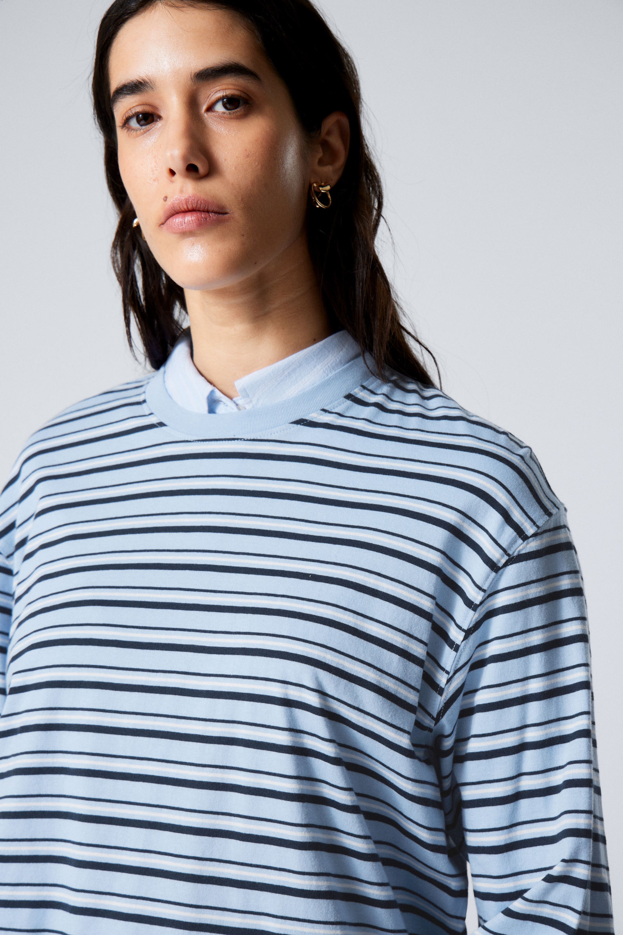Hellblau gestreift - Gestreiftes Longsleeve mit Boxy Fit - 1