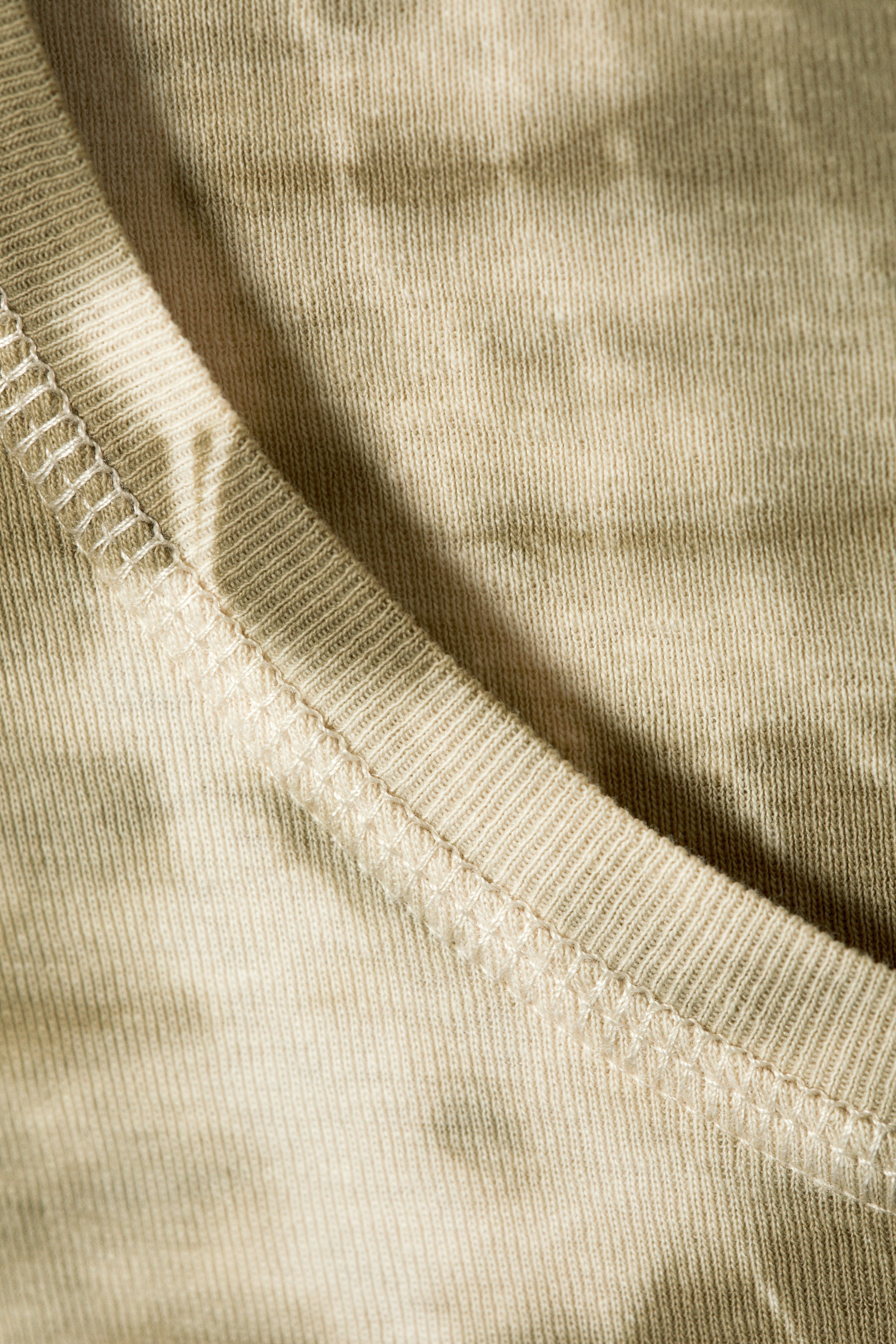 Kakigroene tie-dye - Cropped geribbeld katoenen T-shirt met print - 2