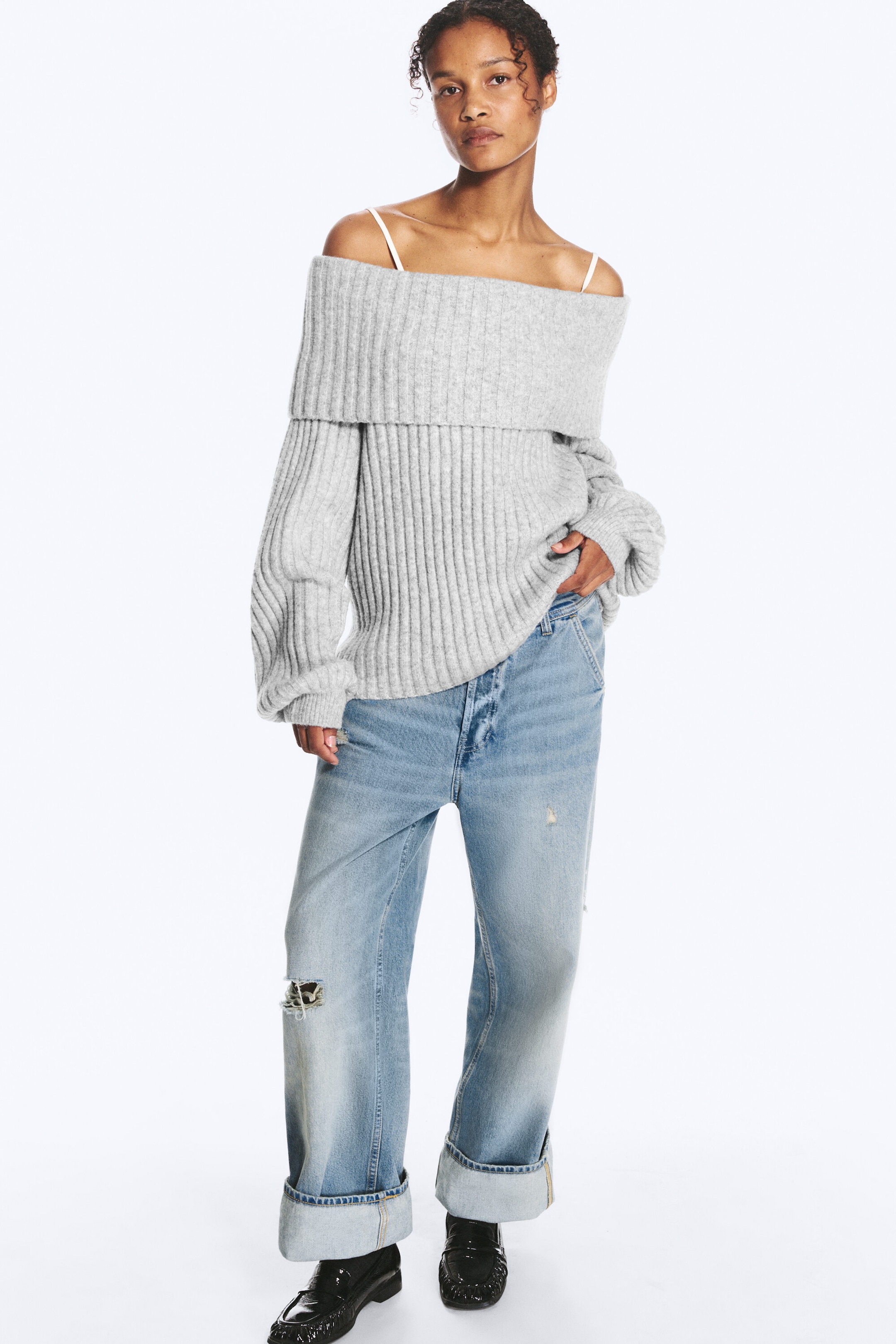 Gråmelert - Off-shoulder ribbestrikket genser - 2