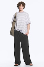Zwart - Ruimvallende wijde pantalon met plooien - 0