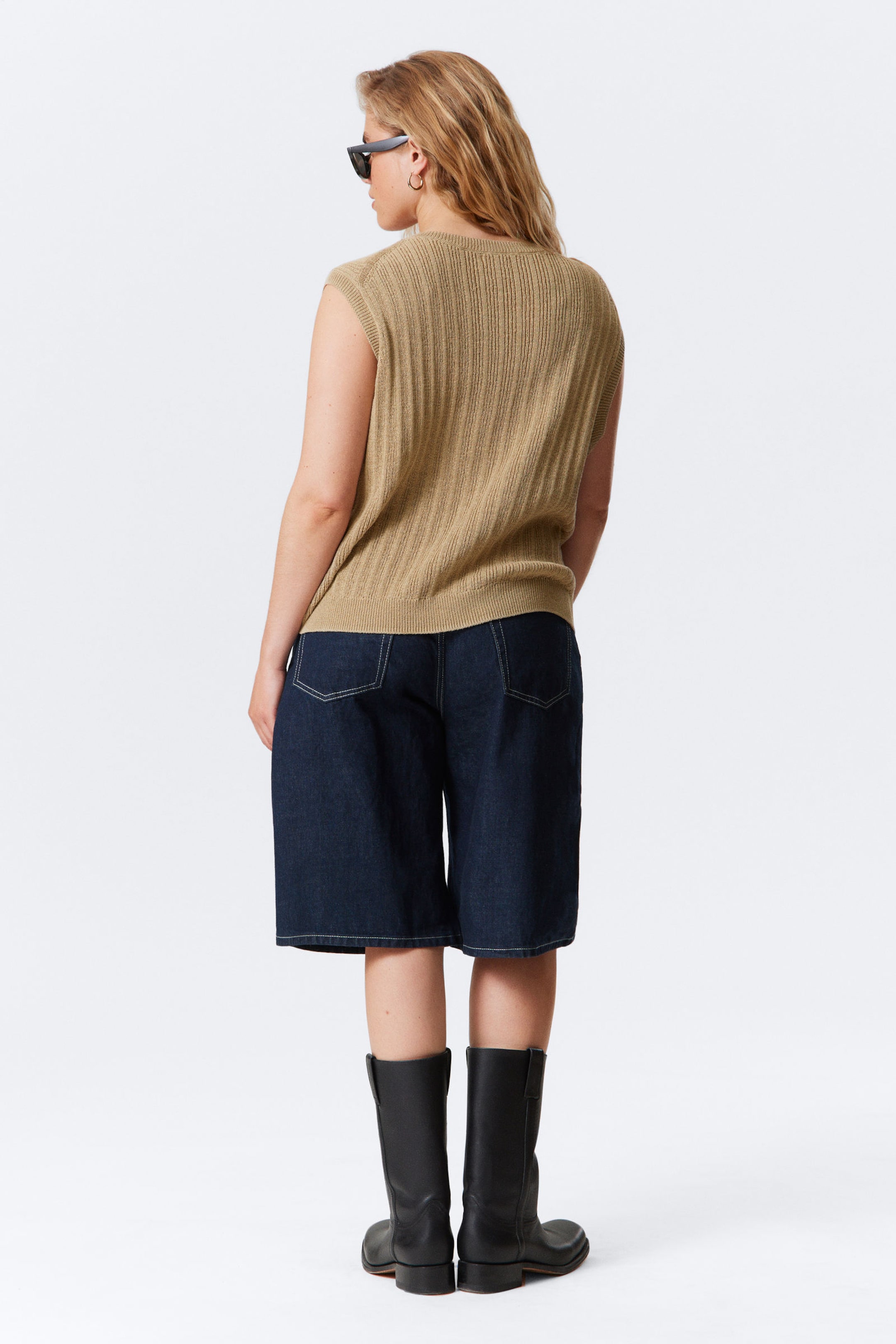 Beige - Gerippte Strickweste mit V-Ausschnitt - 2