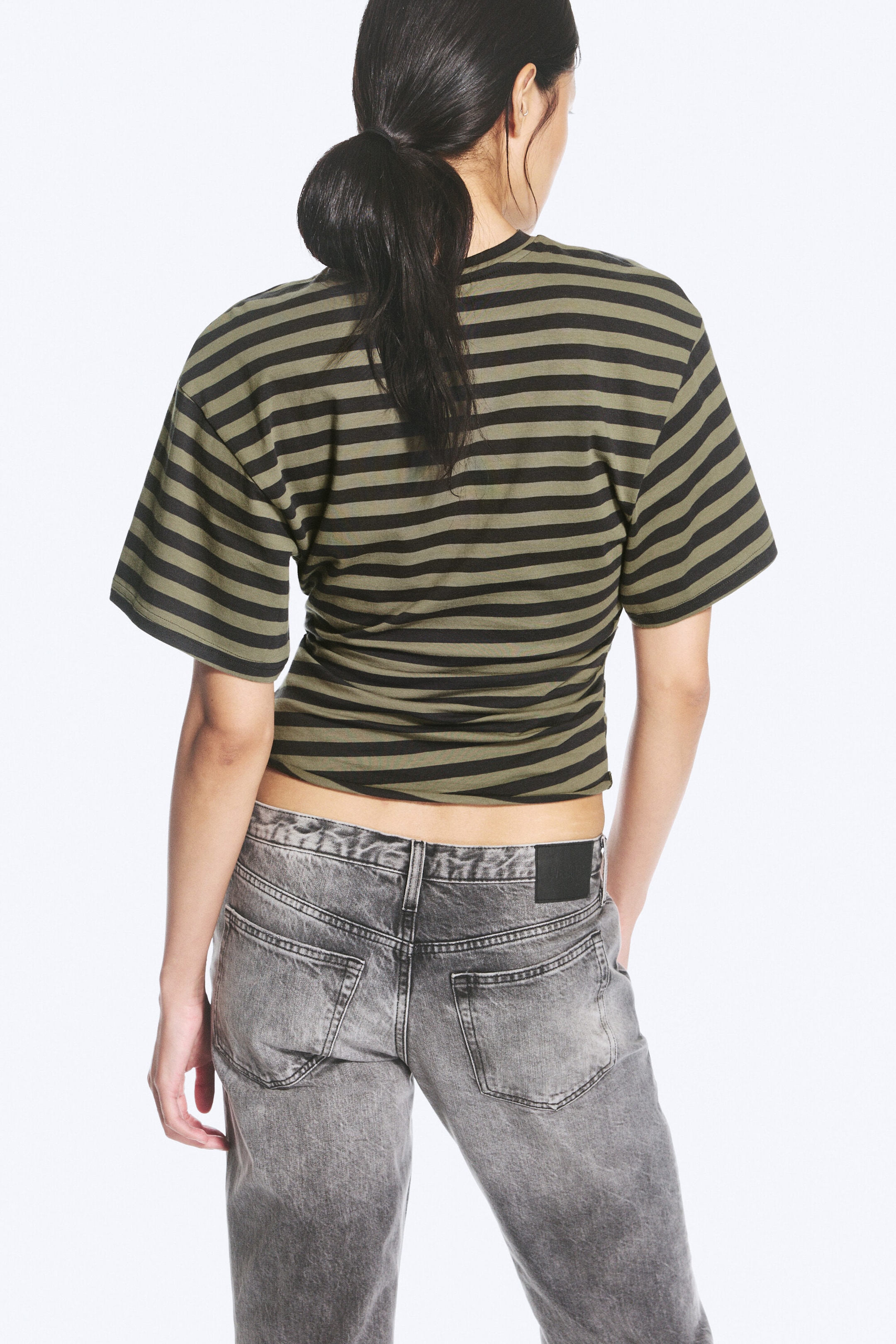 Mørkegrå med striper - DRAPED FITTED T-SHIRT - 2