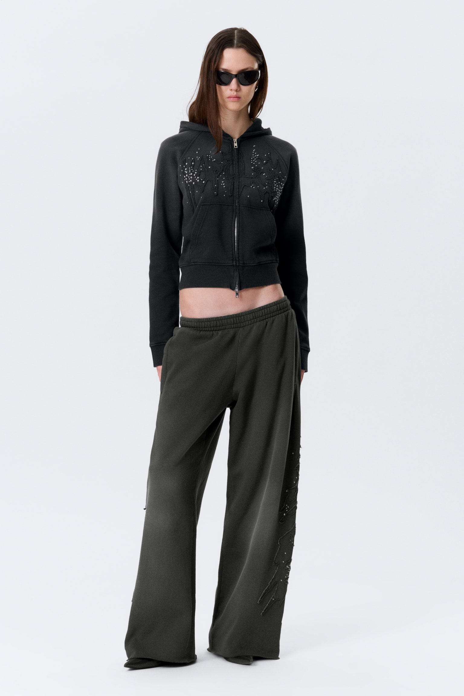 Долнище на анцуг с ниска талия, свободна кройка и декорация с капси - С шипове в черно - 1