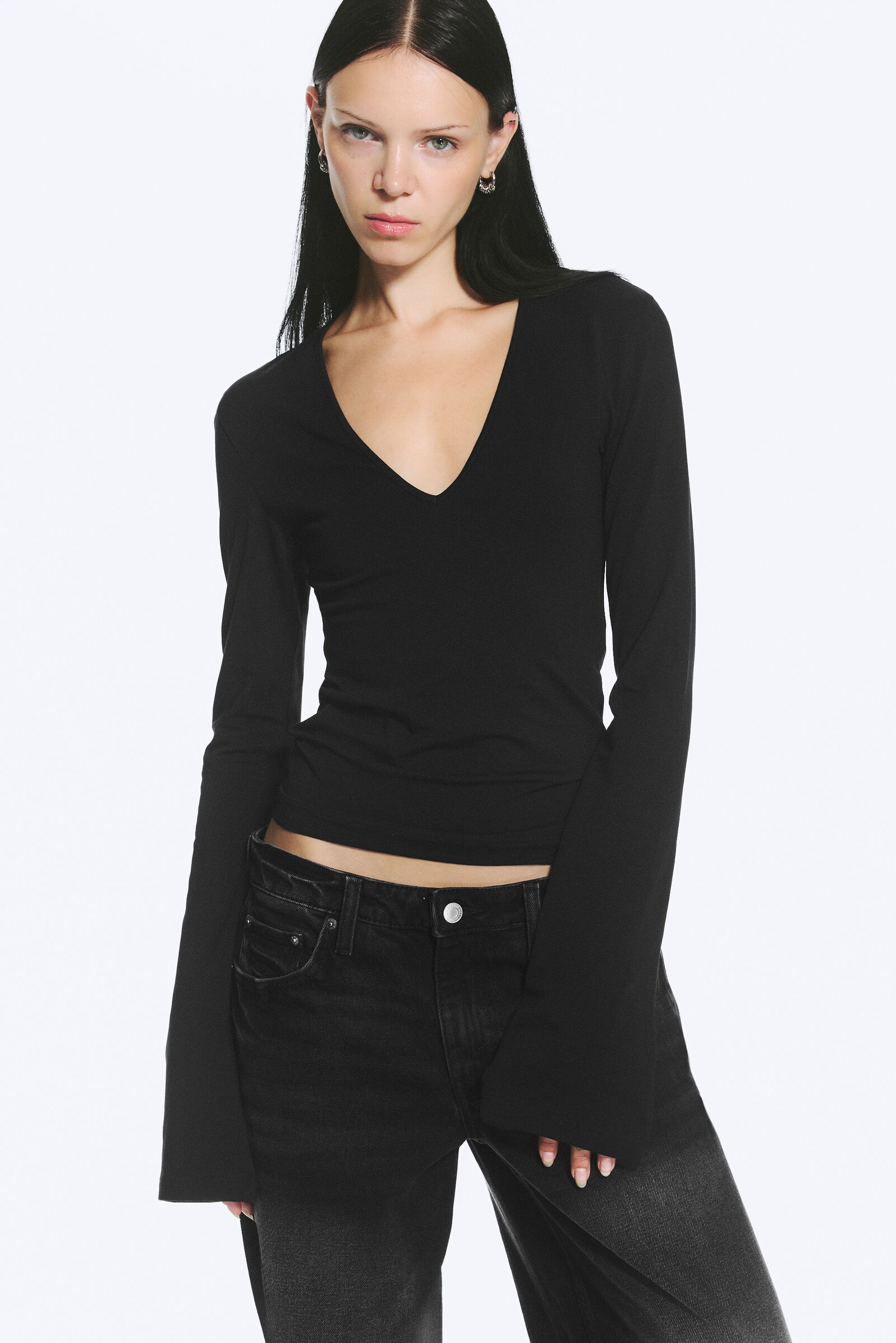 V-neck slim long-sleeved top