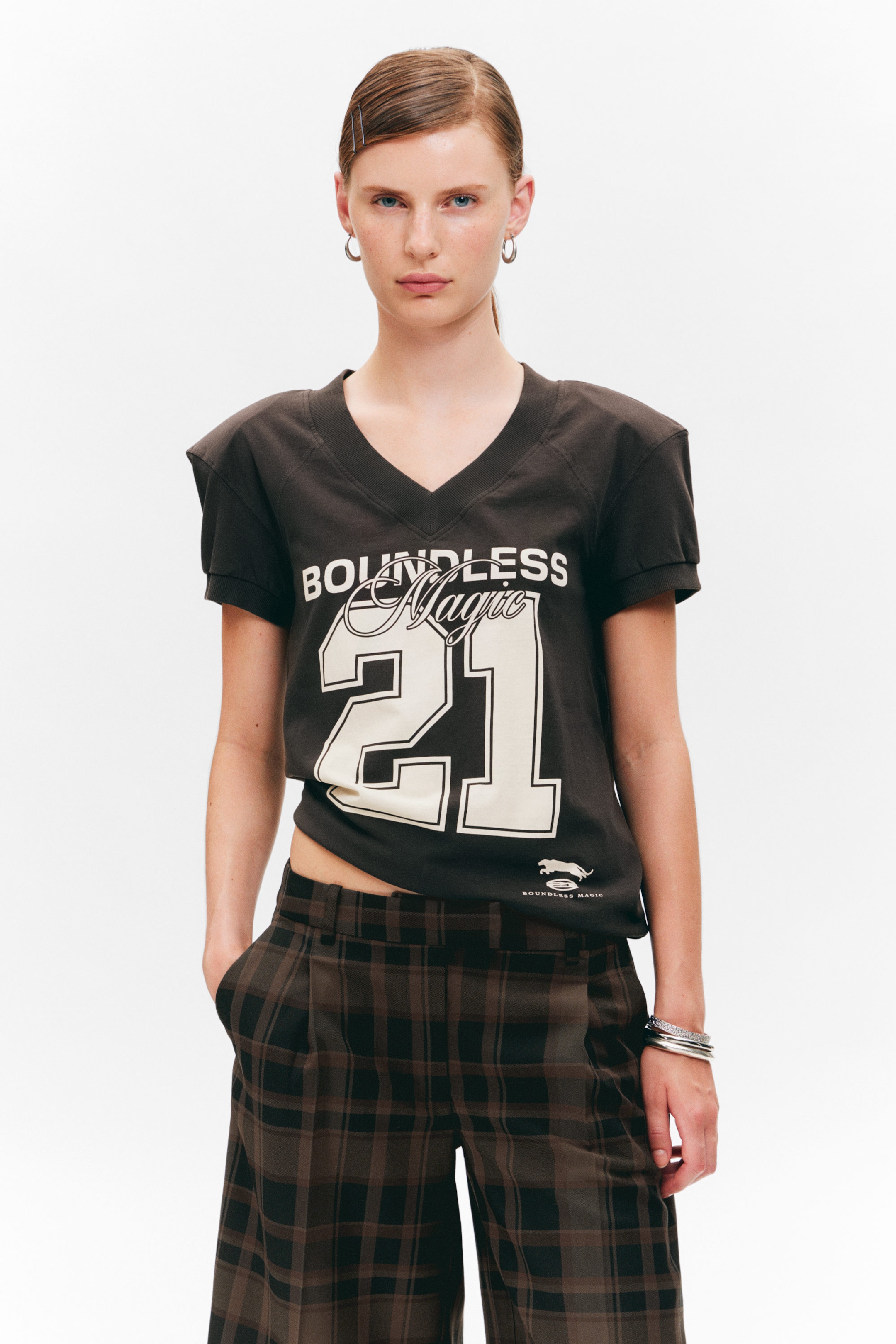 Schwarz - T-Shirt mit V-Ausschnitt und Grafik - 2