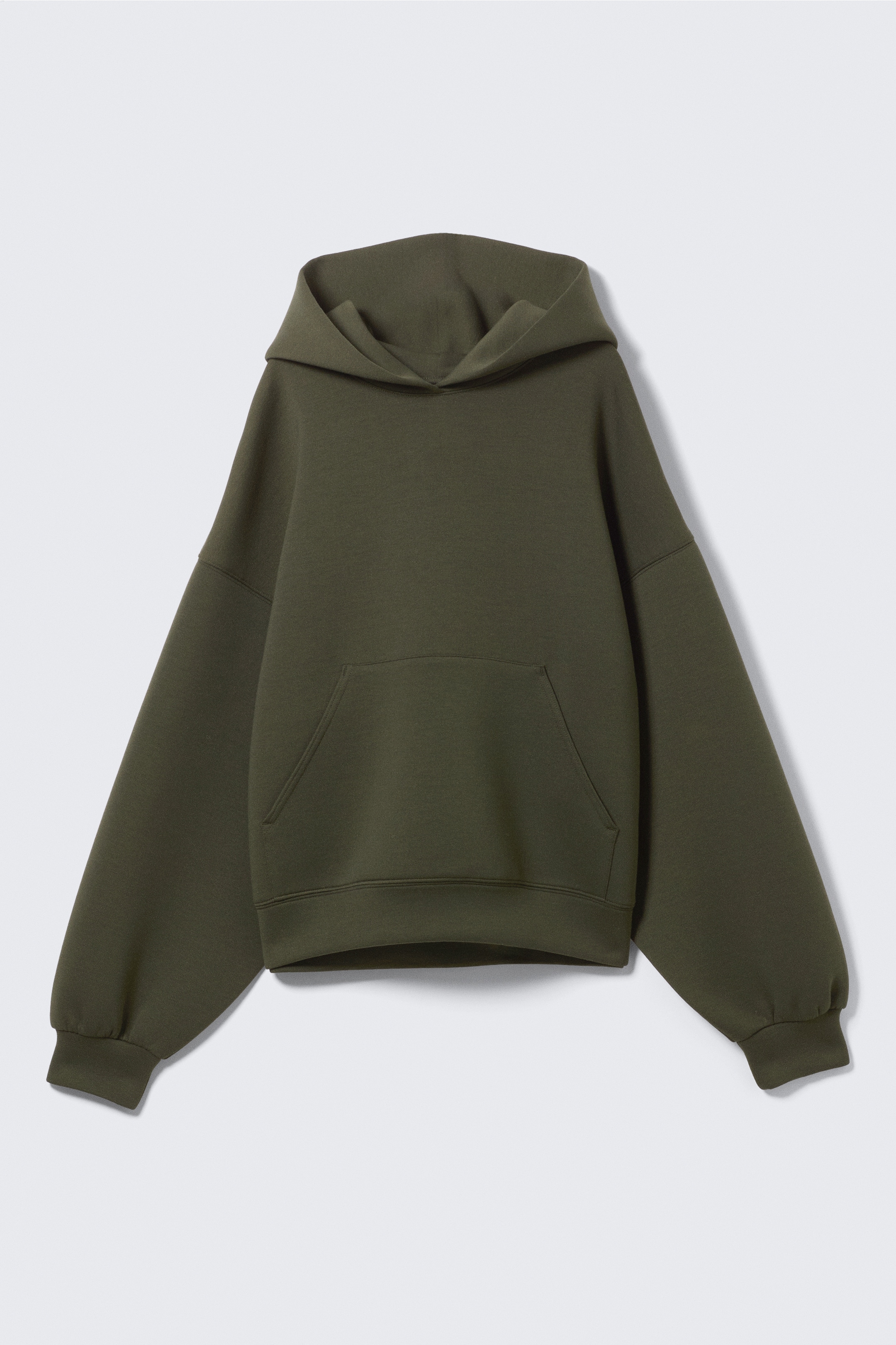 Größeres Bild anzeigen: Ein dunkel olivgrüner, übergroßer Scuba-Hoodie wird von vorne präsentiert. Er verfügt über eine geräumige Kapuze, überschnittene Schultern, eine große Kängurutasche sowie glatte Bündchen und einen glatten Saum.