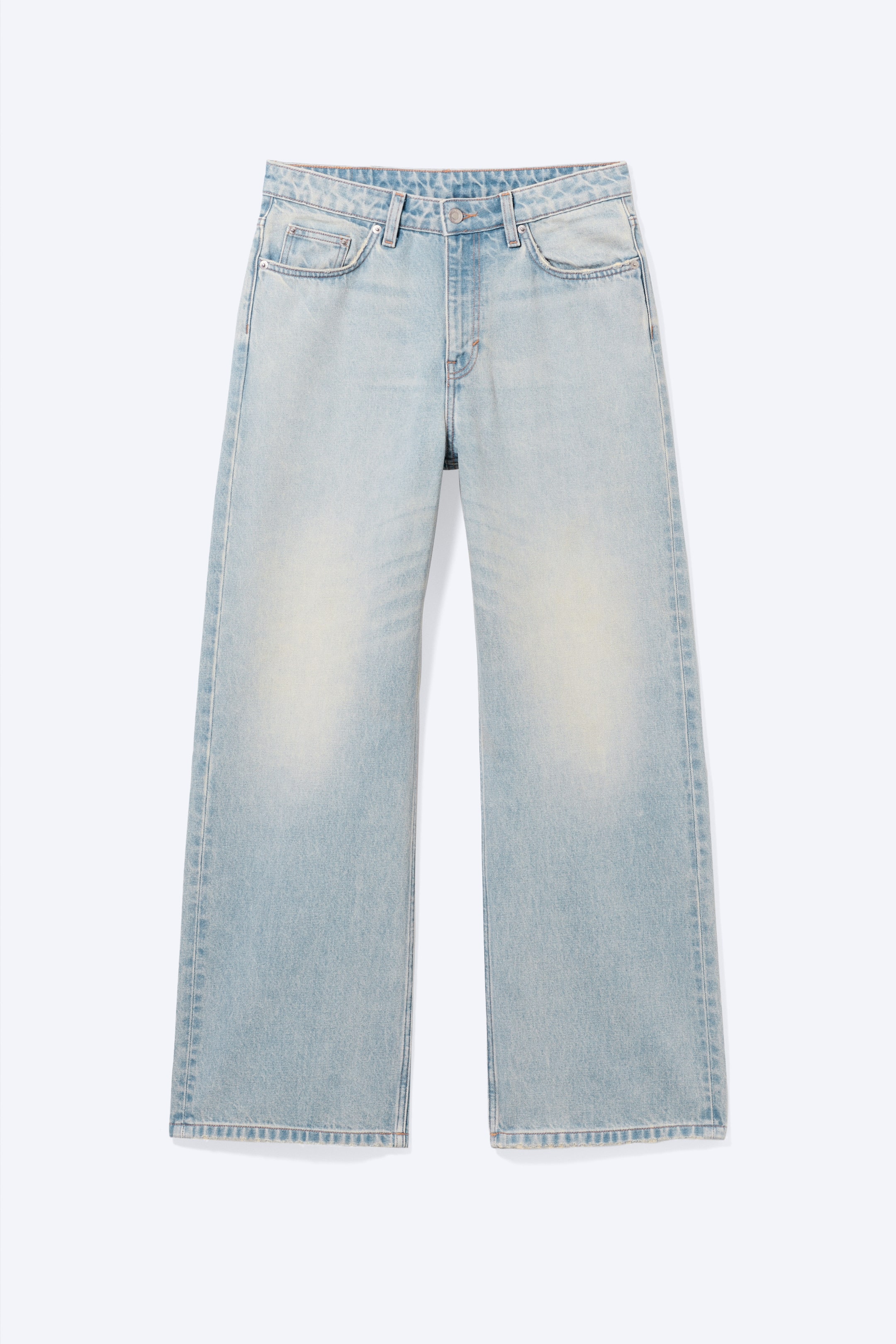 Ver imagem maior: Um par de jeans de cintura baixa é apresentado de frente, com uma lavagem azul clara e detalhes desbotados, um corte largo, pernas retas e espaçosas, um design clássico de cinco bolsos e fecho de correr.