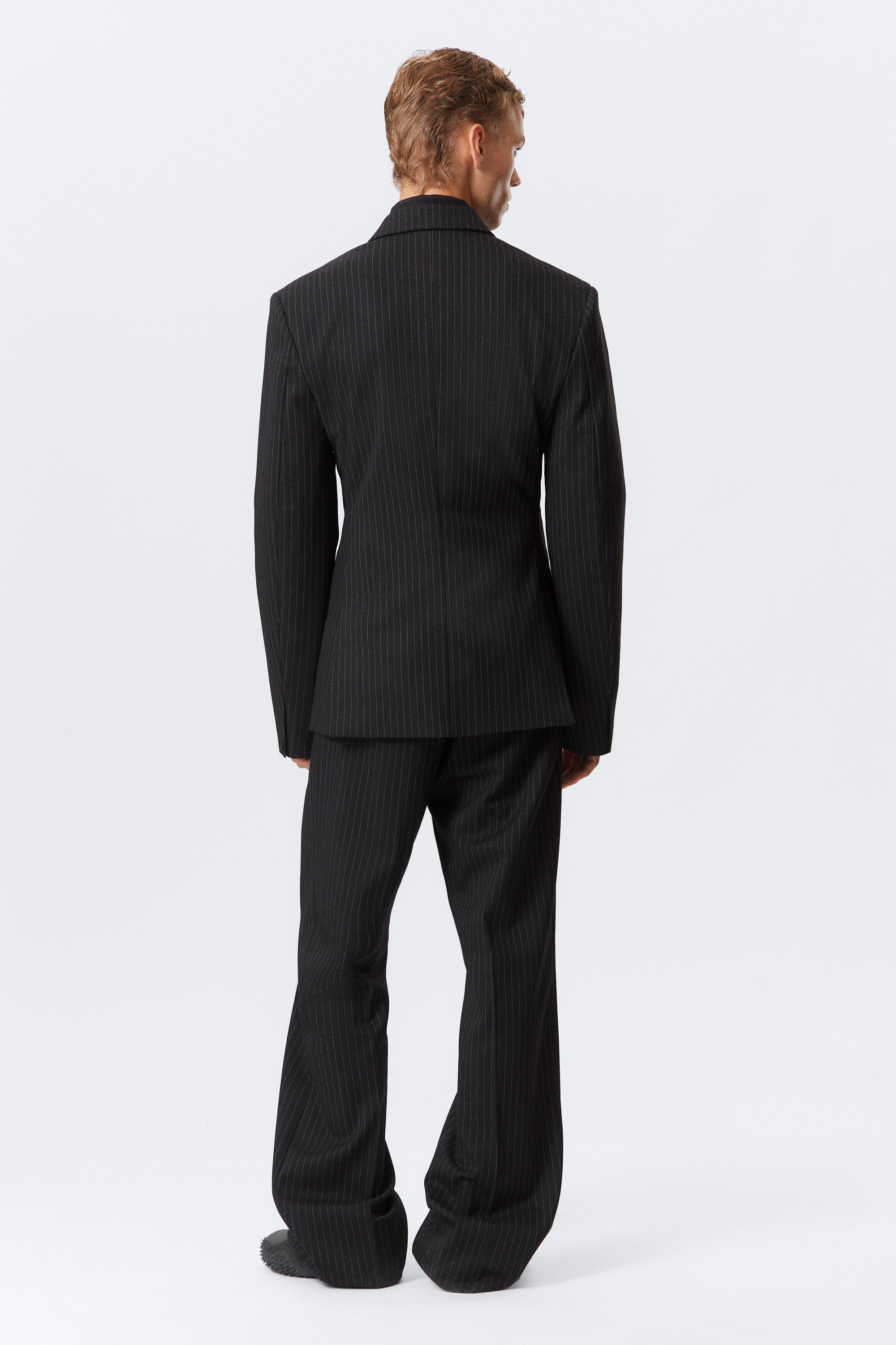 Schwarz - Nadelstreifen - Doppelreihiger Blazer mit körpernaher Passform - 4