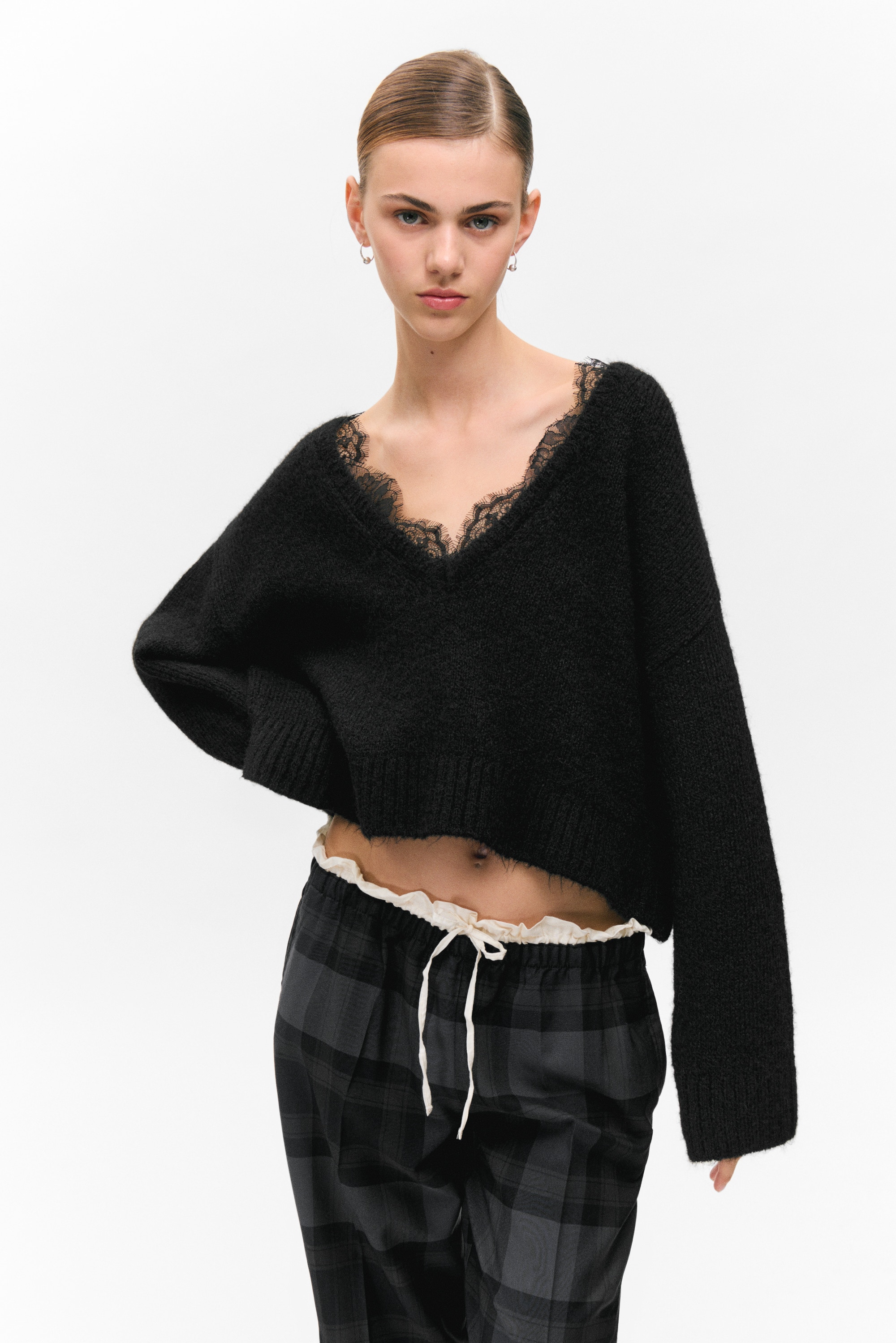 Sweter w serek z koronkowym brzegiem - Czarny/Biały