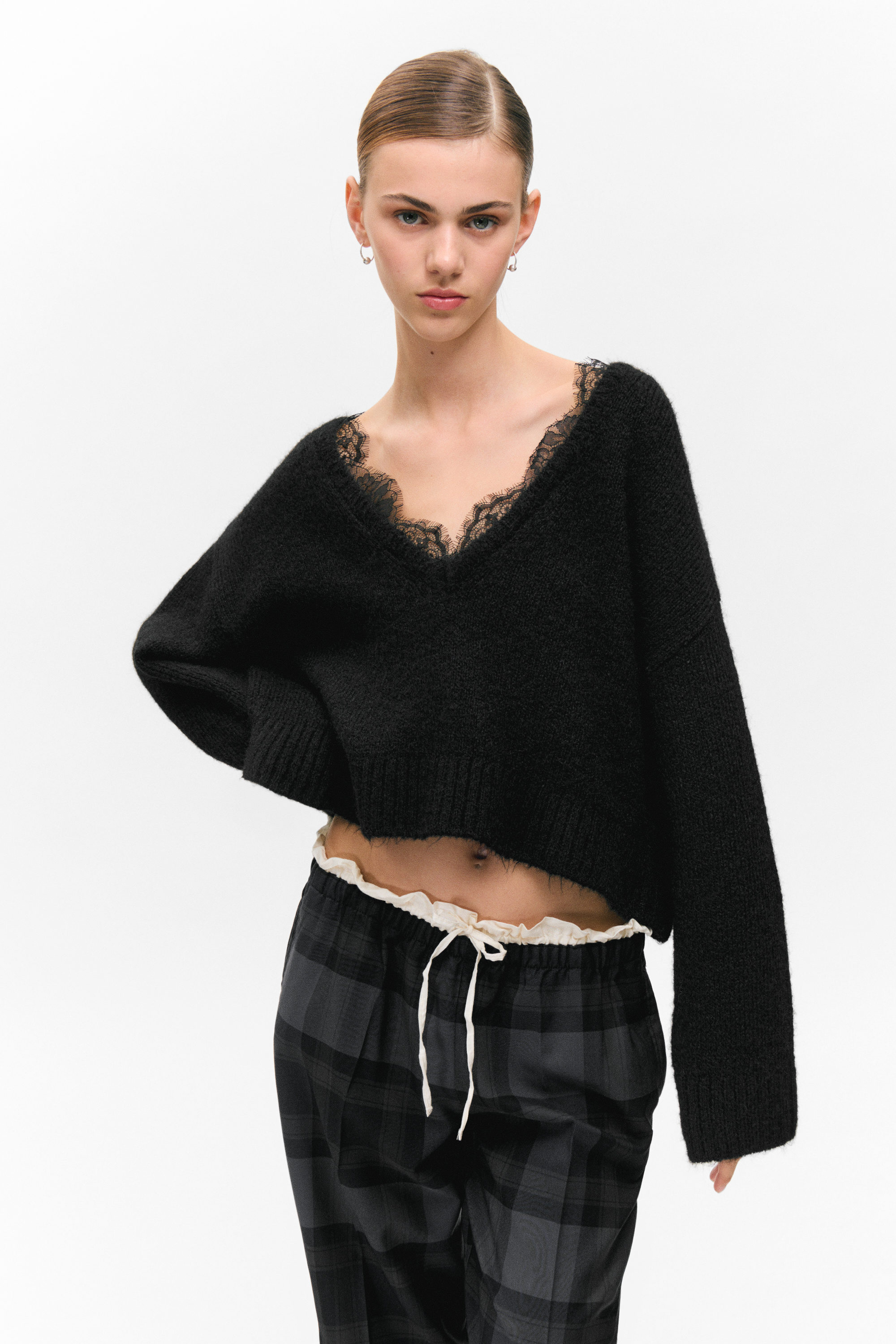 Schwarz - Pullover mit V-Ausschnitt und Spitzenbesatz - 1
