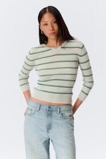 Grau gestreift - Schmal geschnittener Strickpulli mit V-Ausschnitt - 2