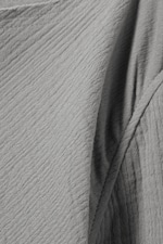 Staubgrau - Longsleeve mit U-Boot-Ausschnitt und rohen Säumen - 1