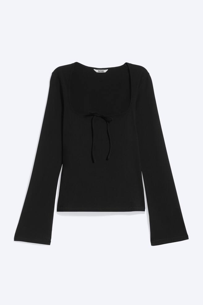 Ein schwarzes Langarm-Top ist von vorne zu sehen und zeigt einen tiefen, quadratischen Ausschnitt mit einem zarten Bindedetail in der Mitte. Das Top prÃ¤sentiert ausgestellte lange Ãrmel und eine fein gerippte Strickstruktur. - 1