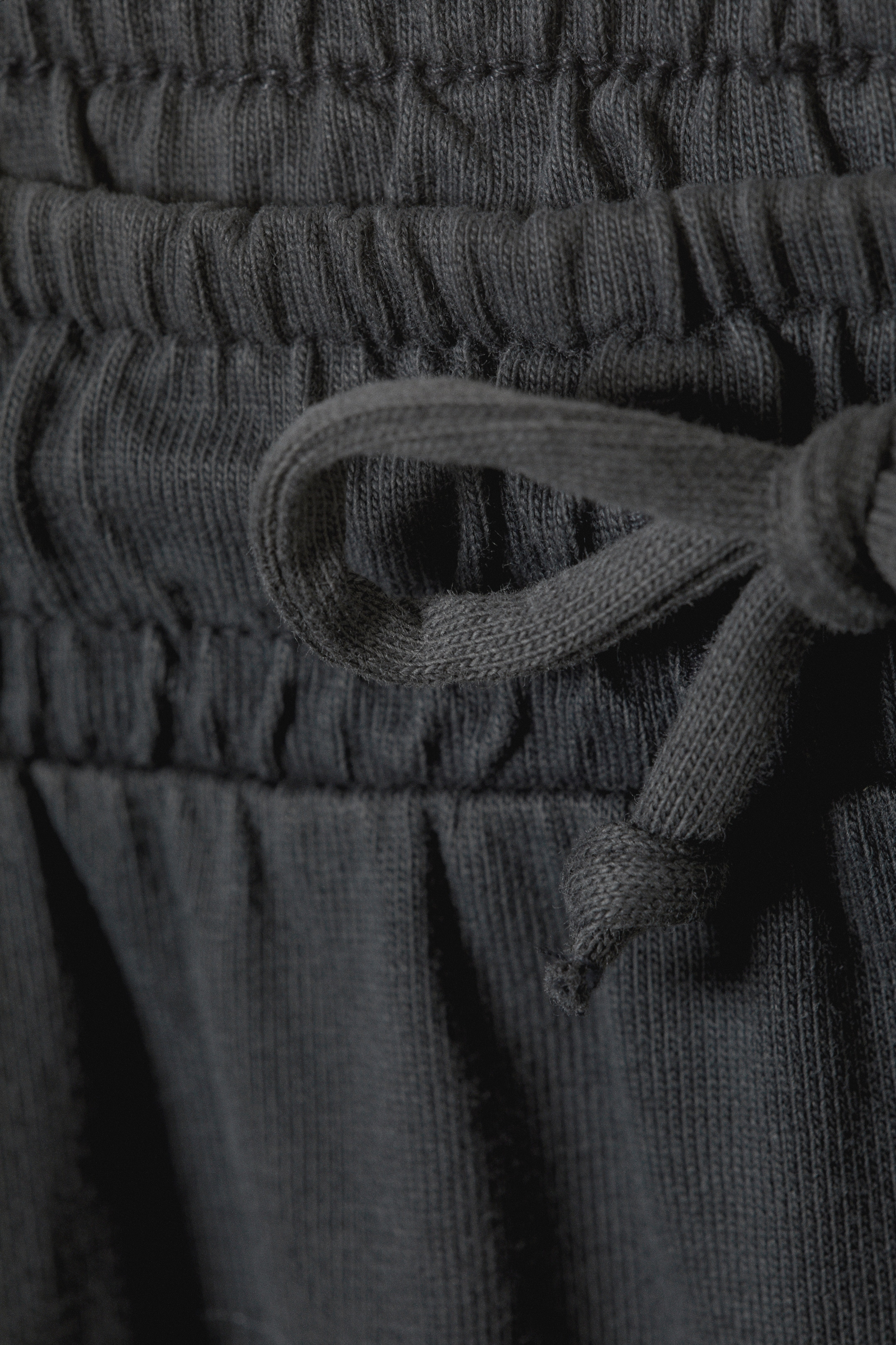 Zobacz większy obraz: Dżersejowe spodnie Loose Fit Wide Leg - Sprany Ciemnoszary - ONA | H&M PL 2