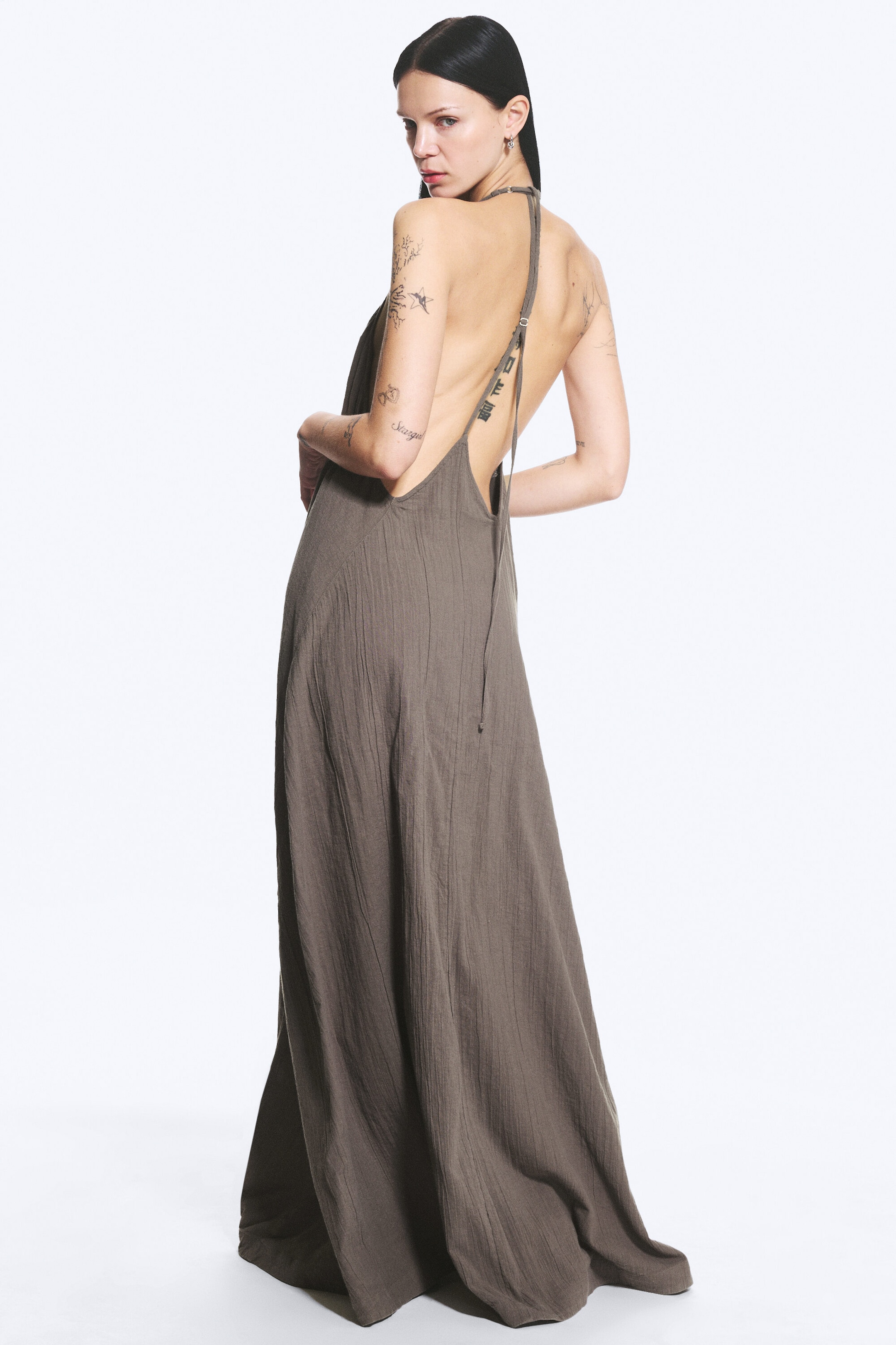 Dunkles Graubraun - Kleid mit Wasserfallausschnitt und A-Linie - 2