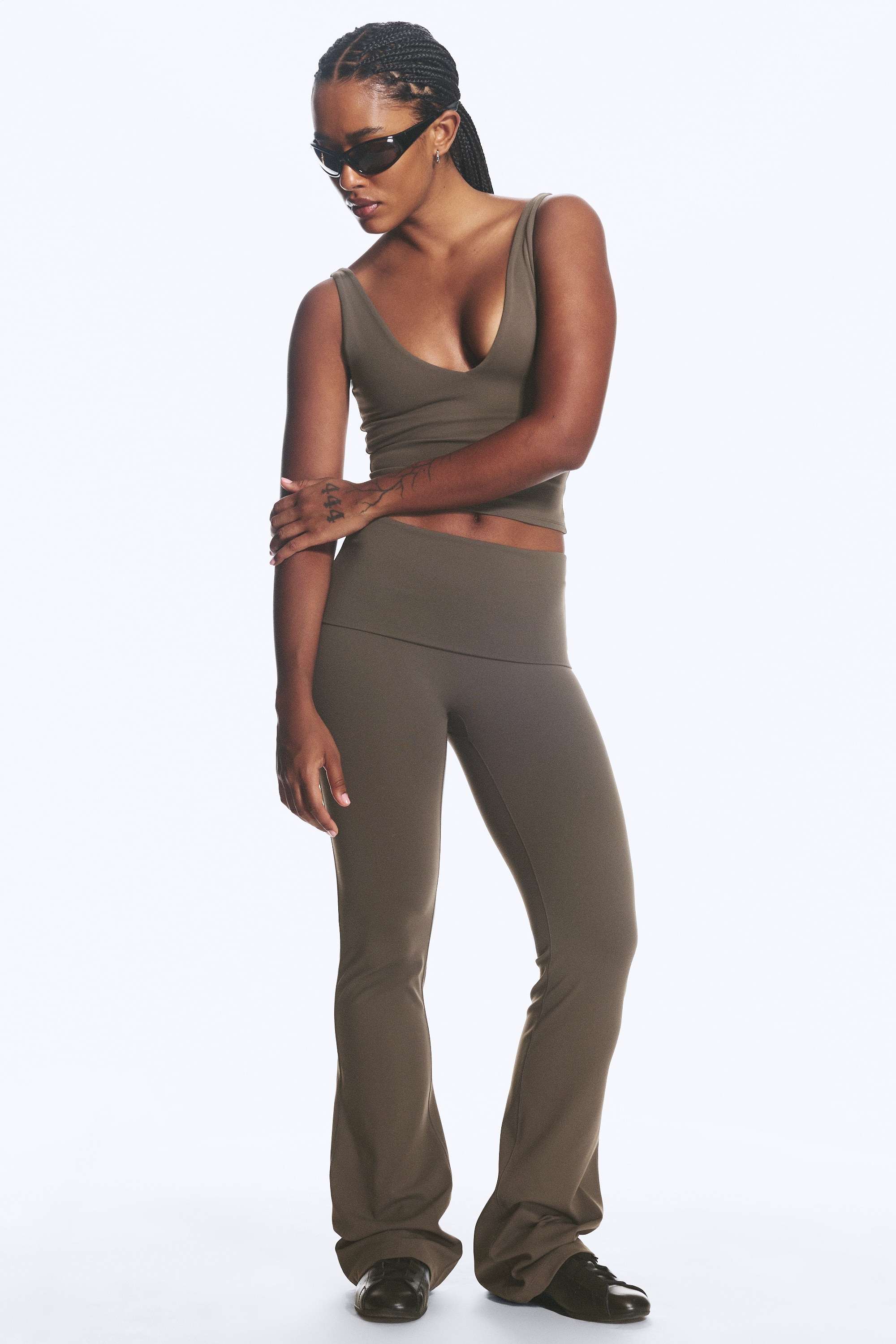 Yogalegging met omgeslagen taille en wijd uitlopende pijpen - Donkertaupe/Wit/Zwart/Donkerblauw/Donkerbruin/Donkergrijs