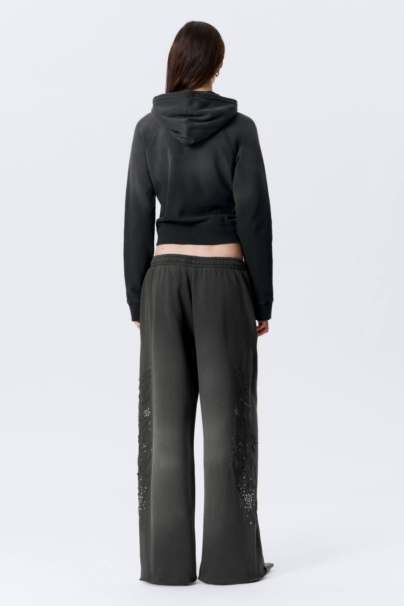 Долнище на анцуг с ниска талия, свободна кройка и декорация с капси - С шипове в черно - 6